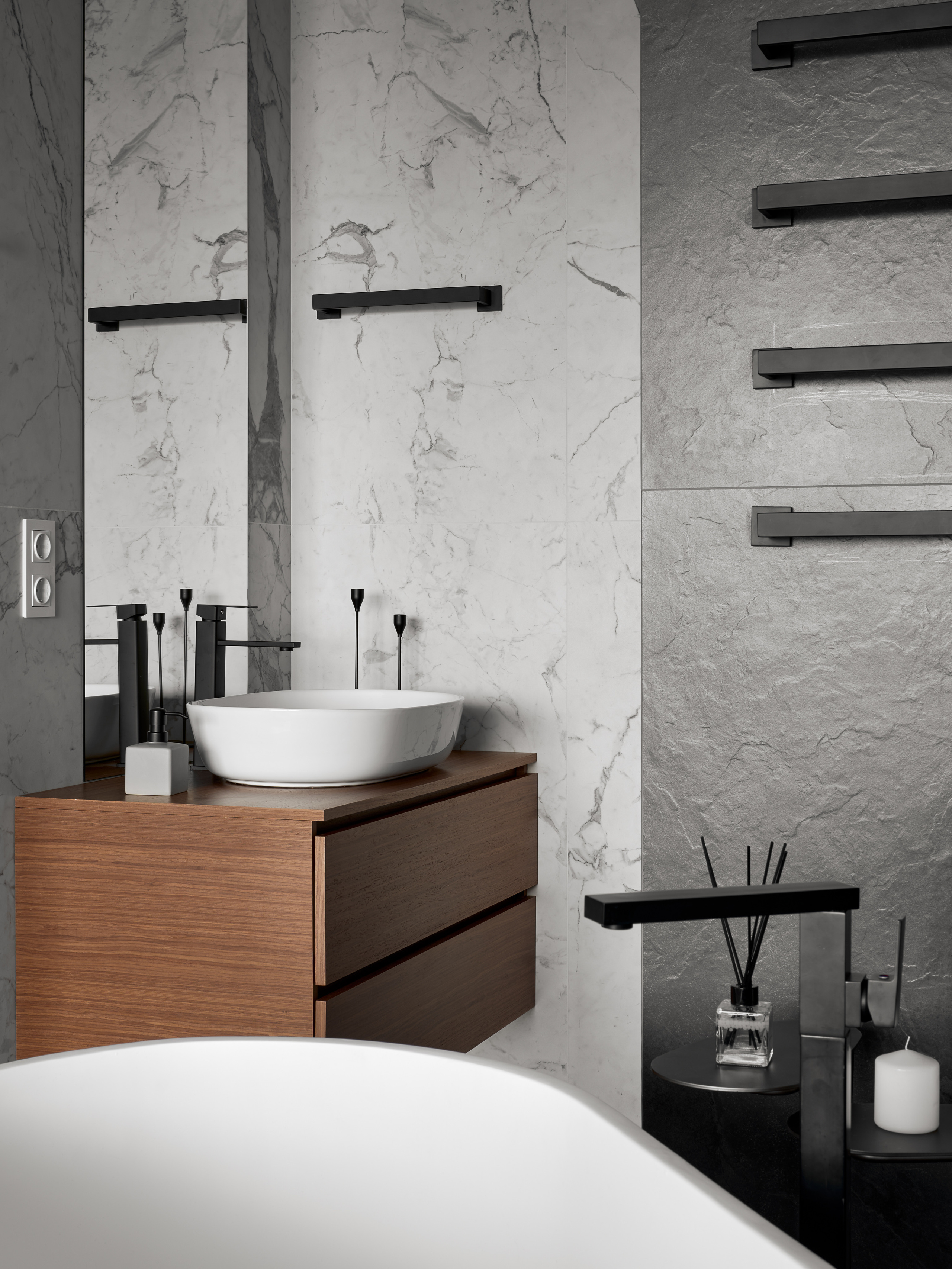 Крупный план раковины на деревянной тумбе в ванной комнате, сочетание белого мрамора и фактурного серого камня, черная сантехника в минималистичном стиле, дизайн Андрея Нелень и Екатерины Проскуряковой, стилистика Алины Нелень, фото Сергея Денисенко.