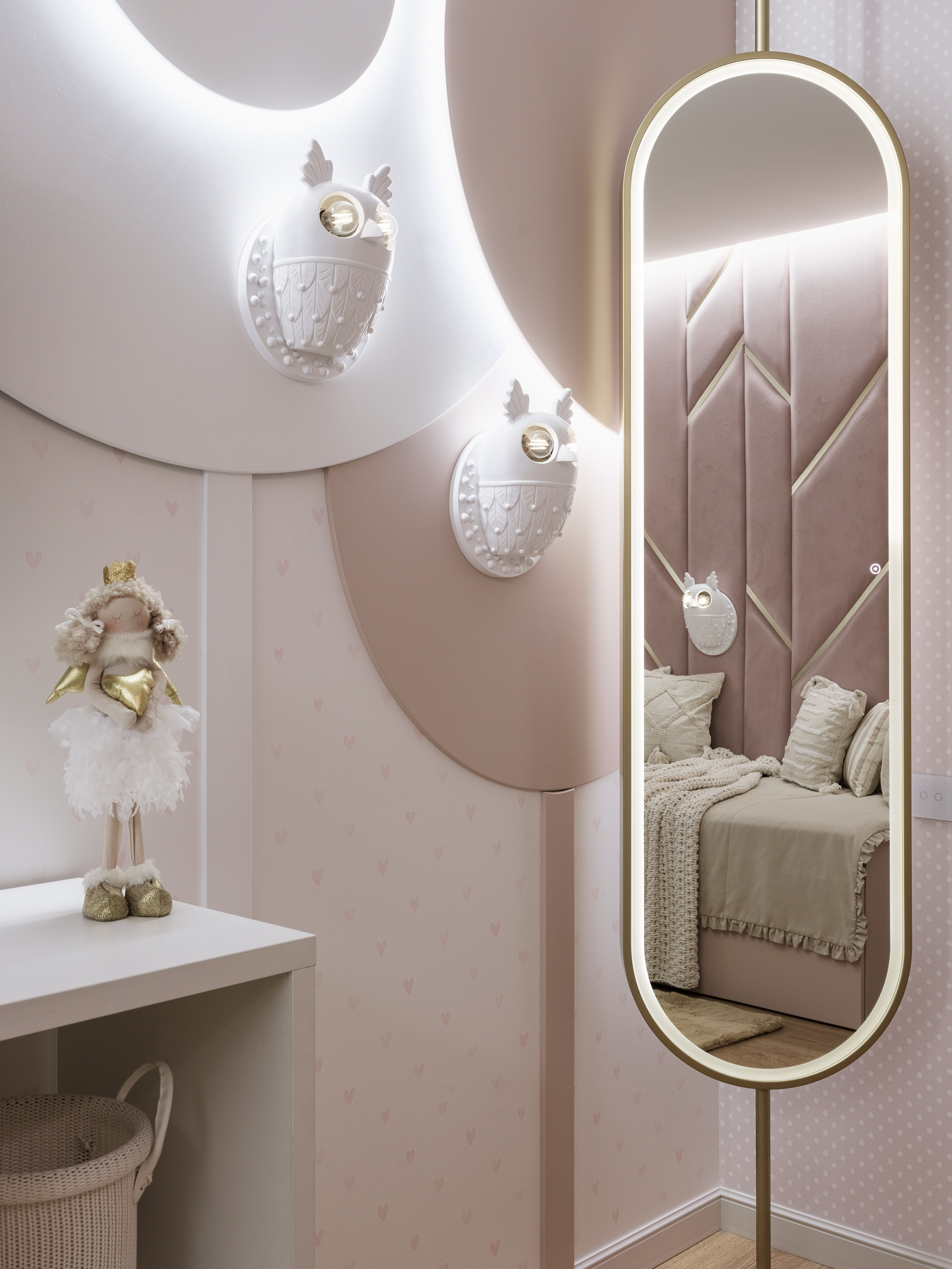 Детская комната в нежных розовых тонах с овальным зеркалом в подсветке, мягким изголовьем кровати и декоративными светильниками в форме сов. Уют и стиль для девочки. Дизайн Алёна Сверлова, фотограф Сергей Денисенко.