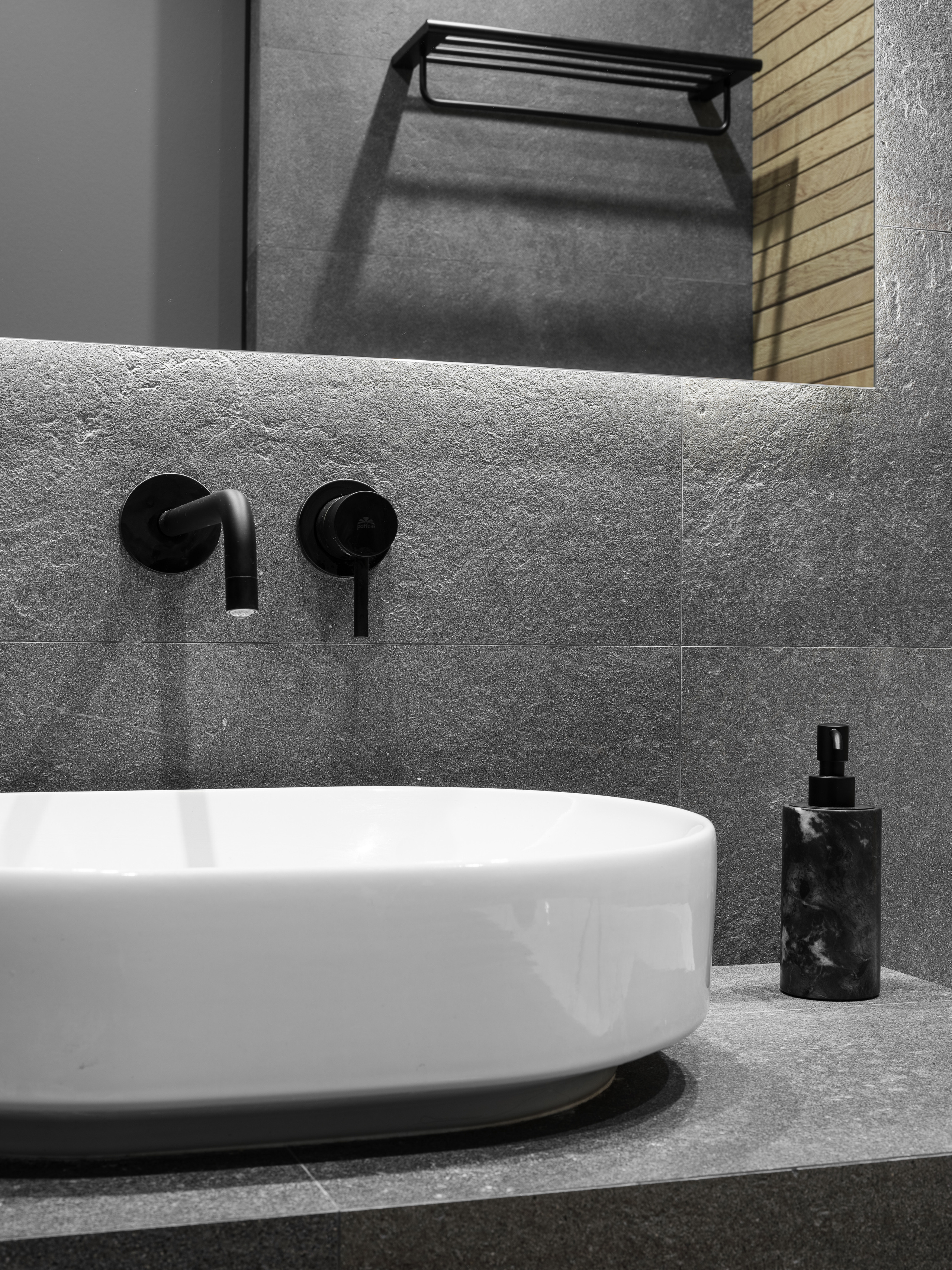 Современная раковина овальной формы на каменной столешнице с черным настенным смесителем и аксессуарами из темного камня, стильный минимализм ванной комнаты, дизайнер и стилист Алёна Сверлова, фотограф Сергей Денисенко.