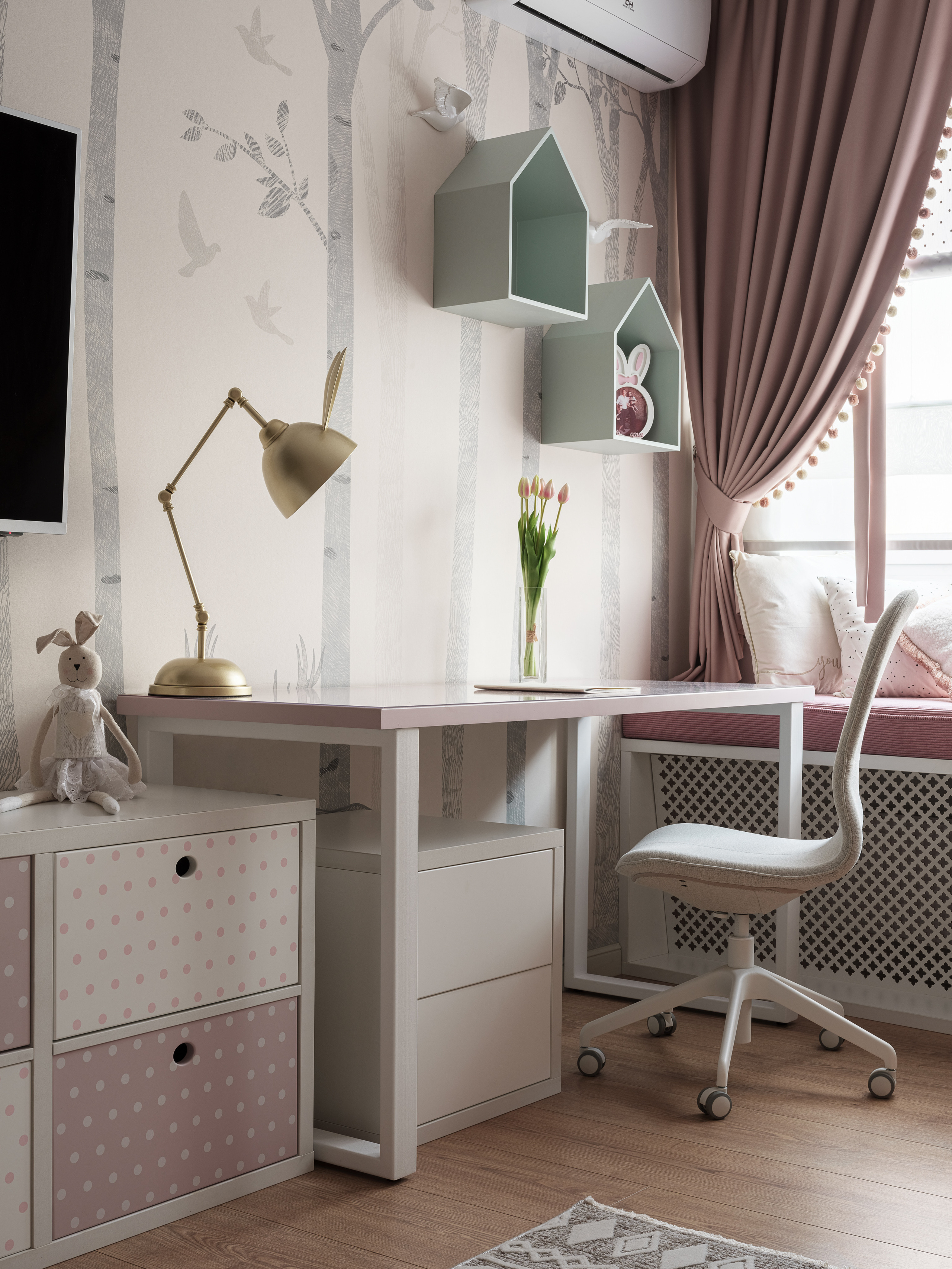Современное рабочее место в детской: письменный стол, белое кресло, настольная лампа и нежные розовые шторы с помпонами, дополняющие интерьер. Автор дизайна Алёна Сверлова, фото Сергей Денисенко.
