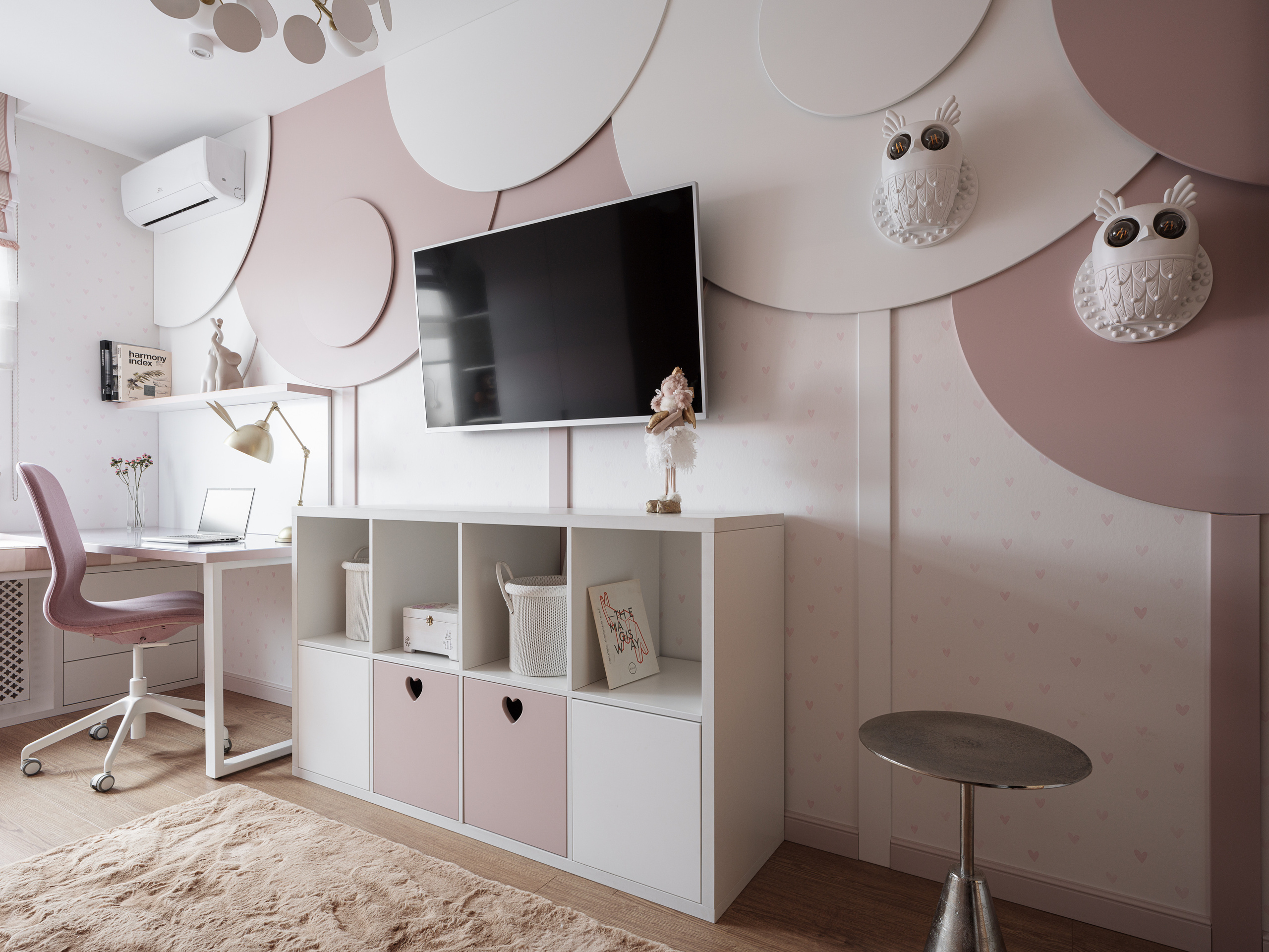 Функциональная детская комната с рабочим столом, телевизором и системой хранения, выполненная в нежных розово-белых тонах с декоративными элементами-совами. Автор проекта Алёна Сверлова, фотограф Сергей Денисенко.