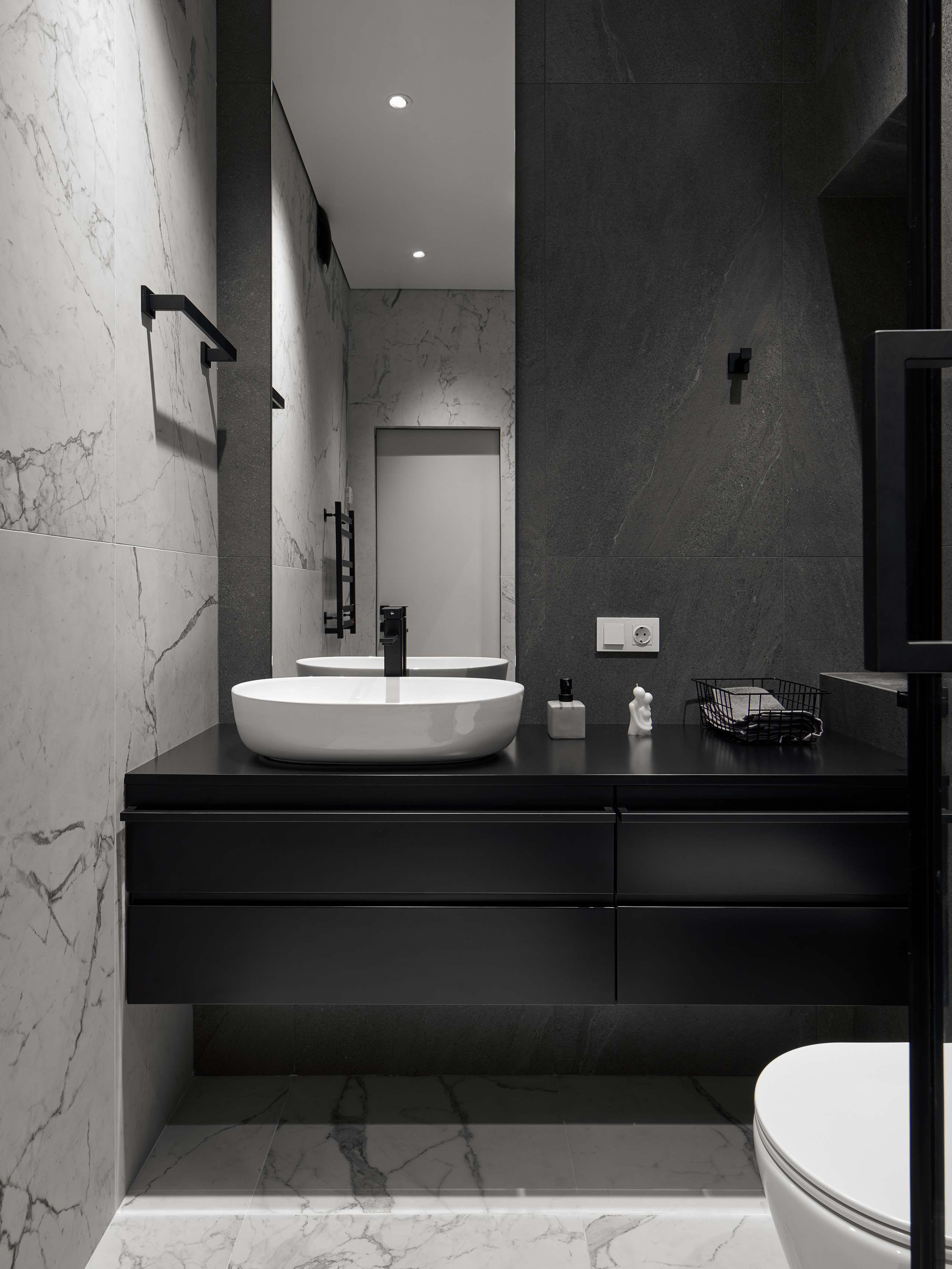 Современная ванная комната с белой раковиной-чашей на черной столешнице и контрастными мраморными и графитовыми плитами, дизайн интерьера от Андрея Нелень и Екатерины Проскуряковой, стилистика Алины Нелень, съемка Сергея Денисенко.
