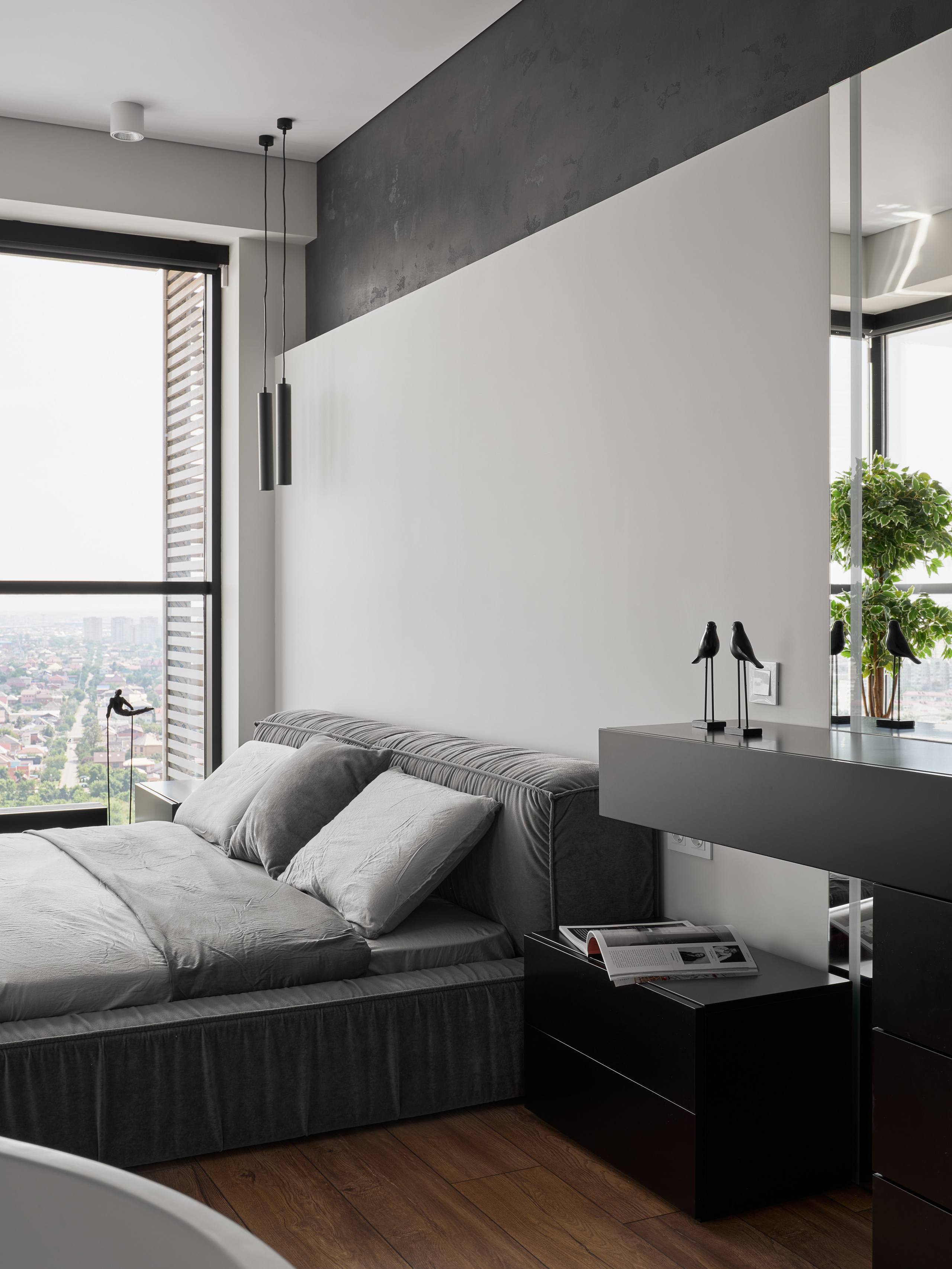 Спальня с видом на город, серым текстильным изголовьем и минималистичной мебелью в черно-белой гамме, интерьер разработан Андреем Нелень и Екатериной Проскуряковой, стилист Алина Нелень, фотосъемка Сергея Денисенко.