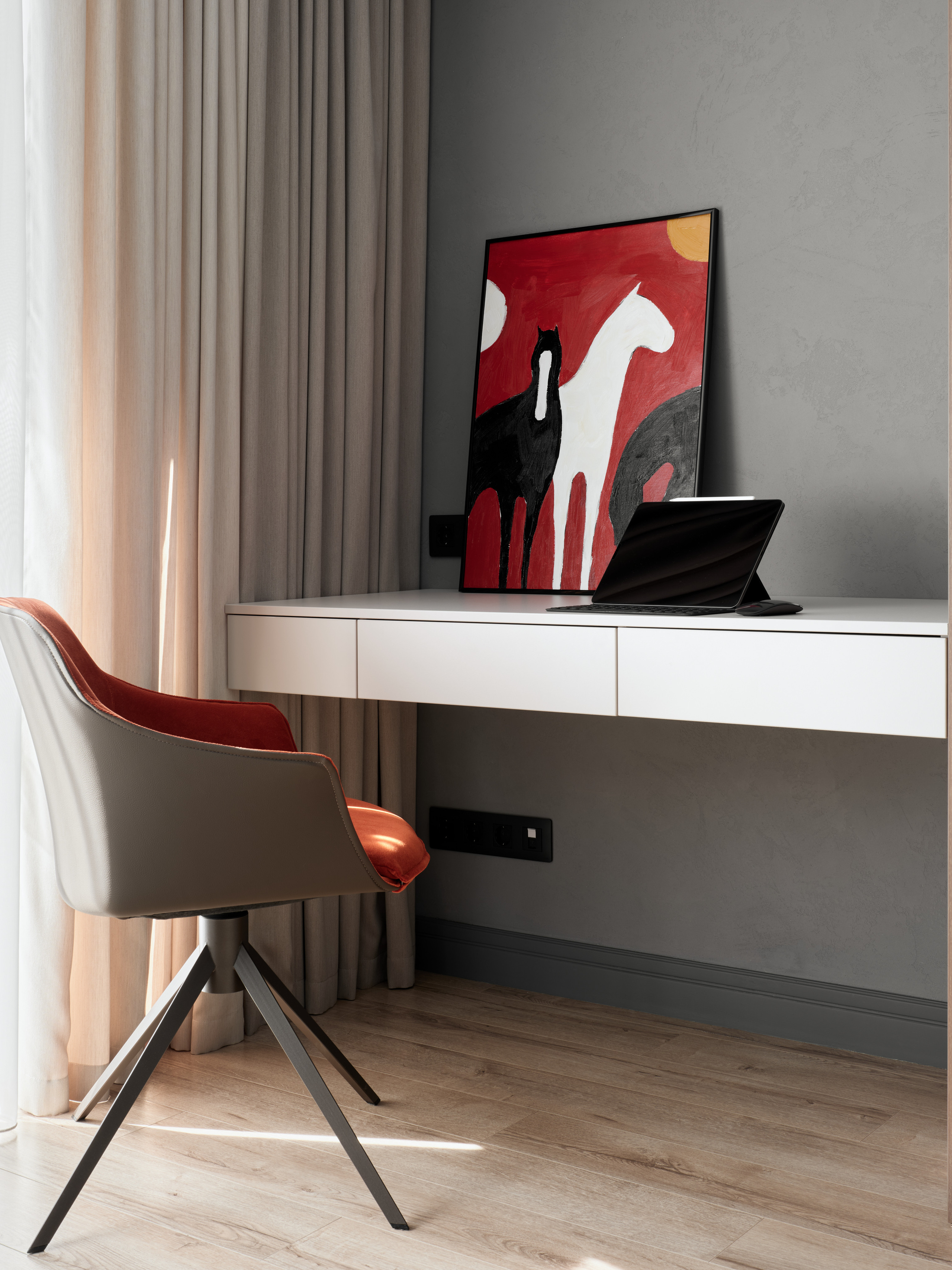 Домашний кабинет с лаконичным белым столом, современным креслом с терракотовой обивкой и яркой картиной в интерьере. Автор проекта Екатерина Мищенко, фотограф Сергей Денисенко.