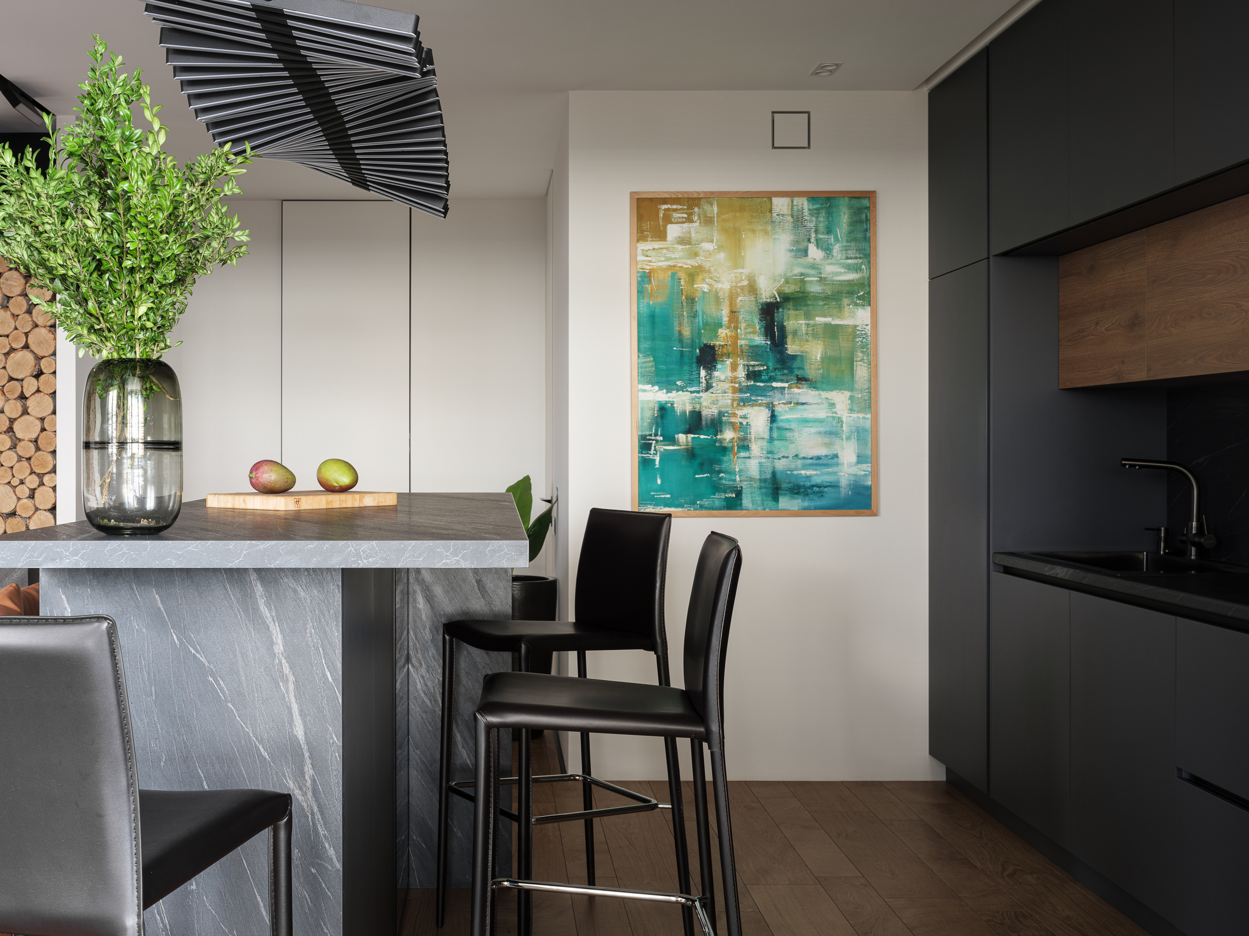 Интерьер кухни с барной стойкой из камня, чёрными стульями и абстрактной картиной на стене, акцент на фактуры и современные линии, дизайнерское решение Алёны Сверловой, интерьерная фотография Сергей Денисенко.