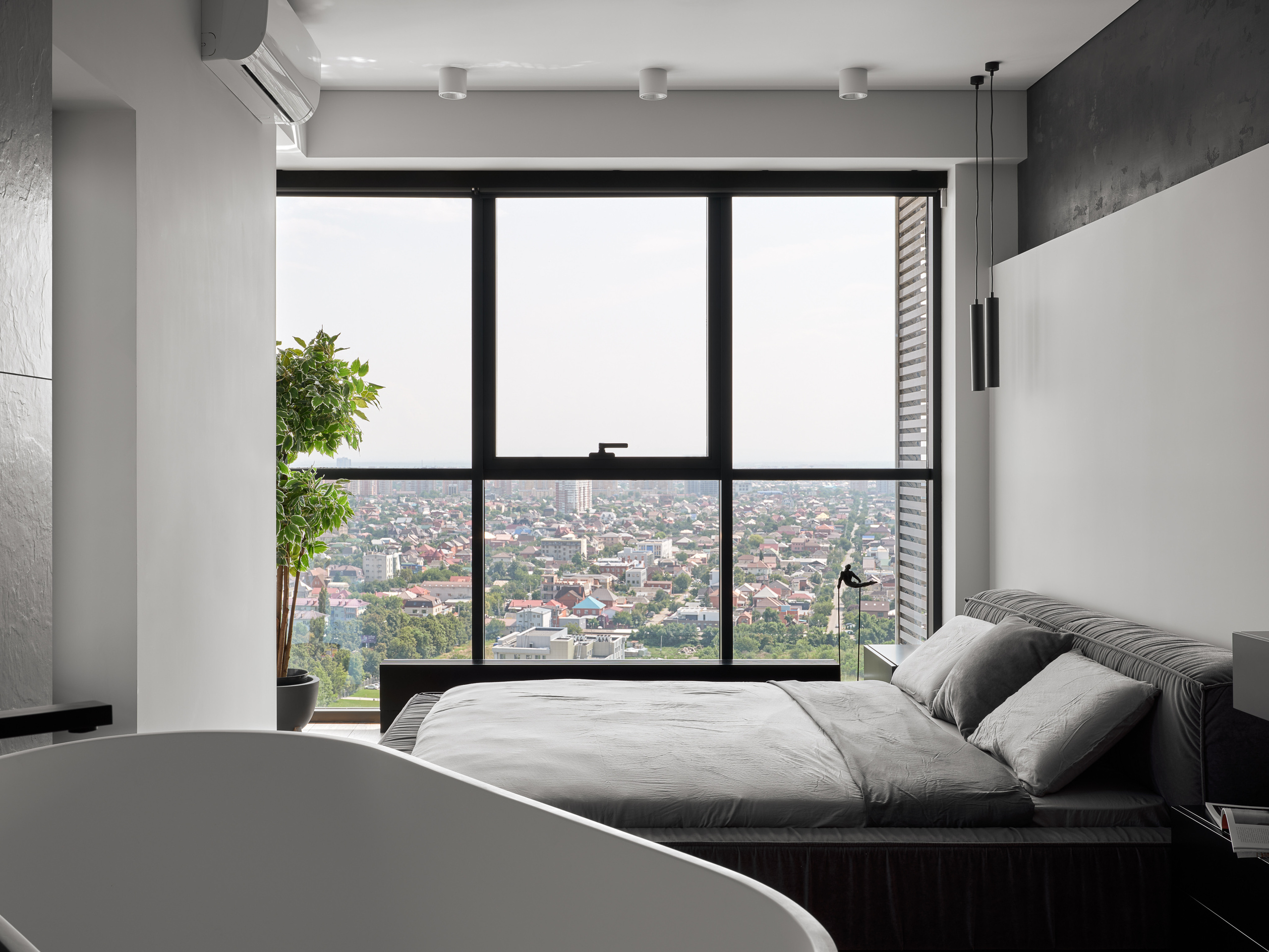 Уютная спальня с панорамным остеклением, серым постельным бельём, современными светильниками и акцентом на минимализм, авторский интерьер Андрея Неленя и Екатерины Проскуряковой, стилист Алина Нелень, фотограф Сергей Денисенко.