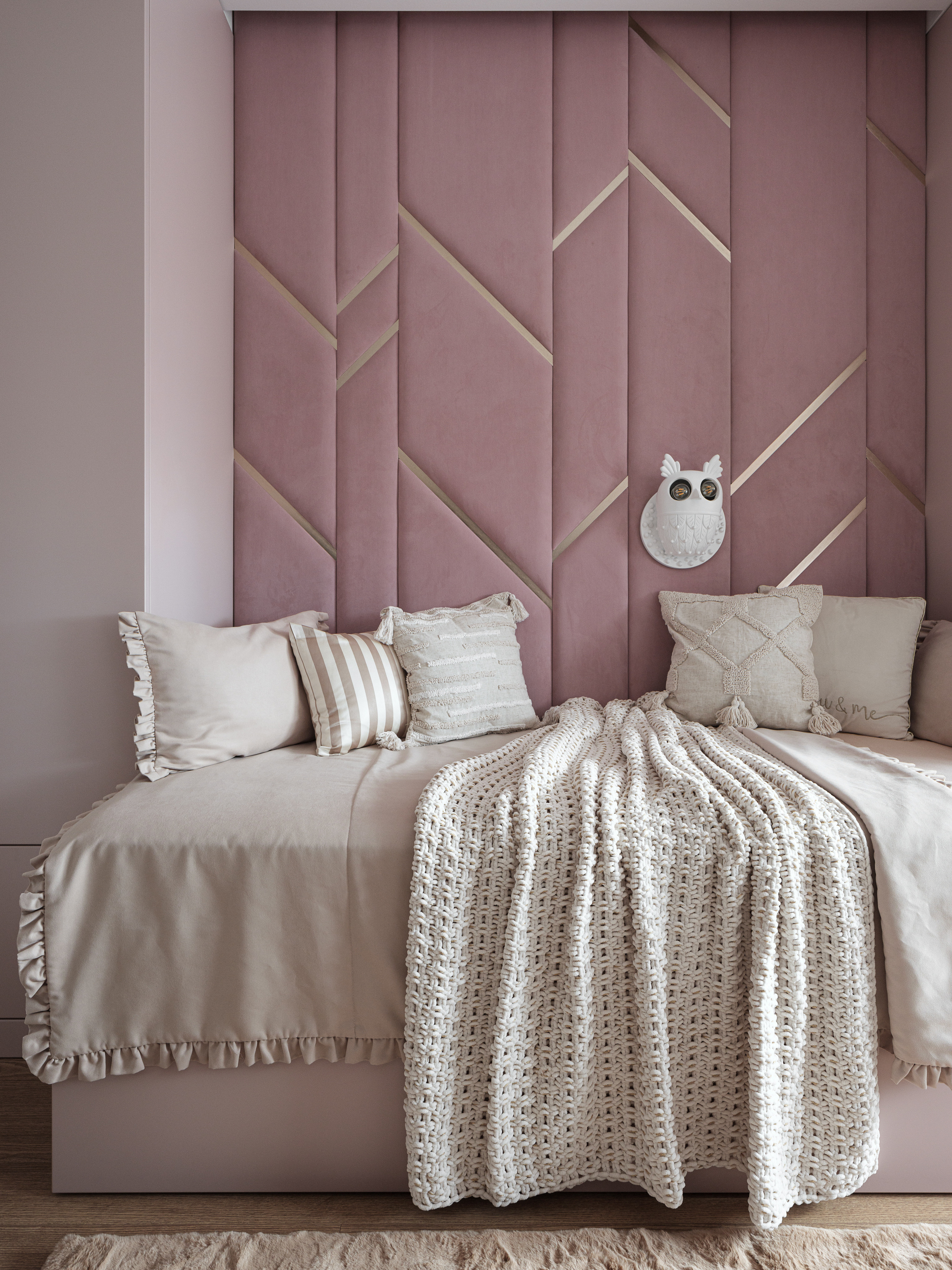 Изящное изголовье кровати с геометрическим дизайном, мягким розовым текстилем и акцентными светильниками-совами в детской комнате. Дизайнер Алёна Сверлова, фотограф Сергей Денисенко.