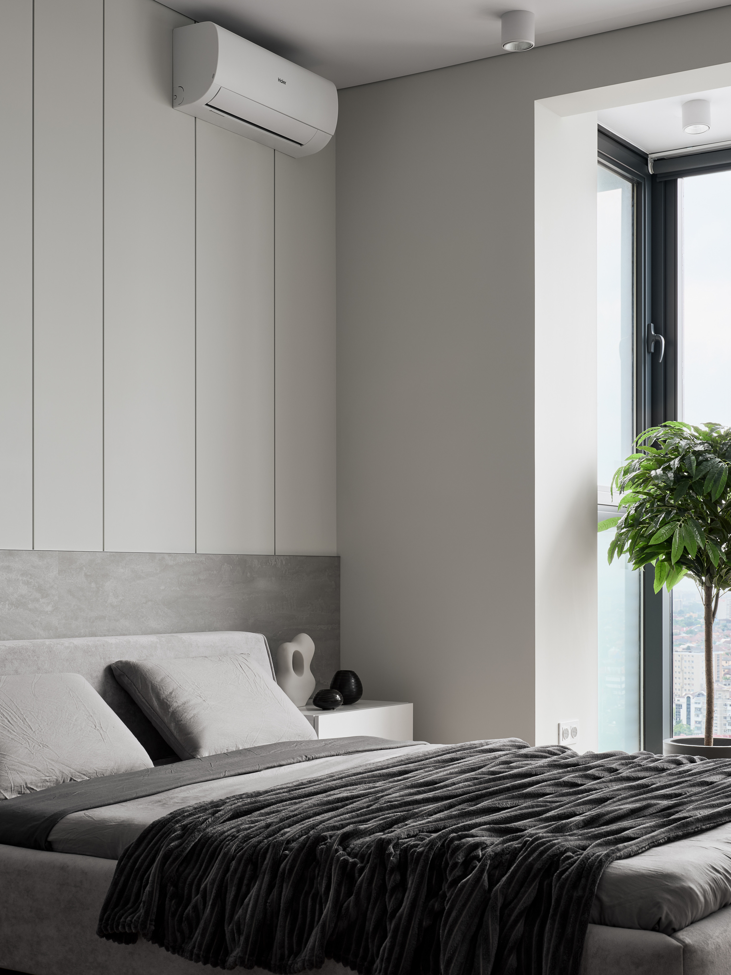 Спальня в современном стиле с мягким серым изголовьем, панорамным окном и акцентом на текстиль темных оттенков, интерьер от дизайнеров Андрея Нелень и Екатерины Проскуряковой, стилист Алина Нелень, фотосъемка Сергея Денисенко.