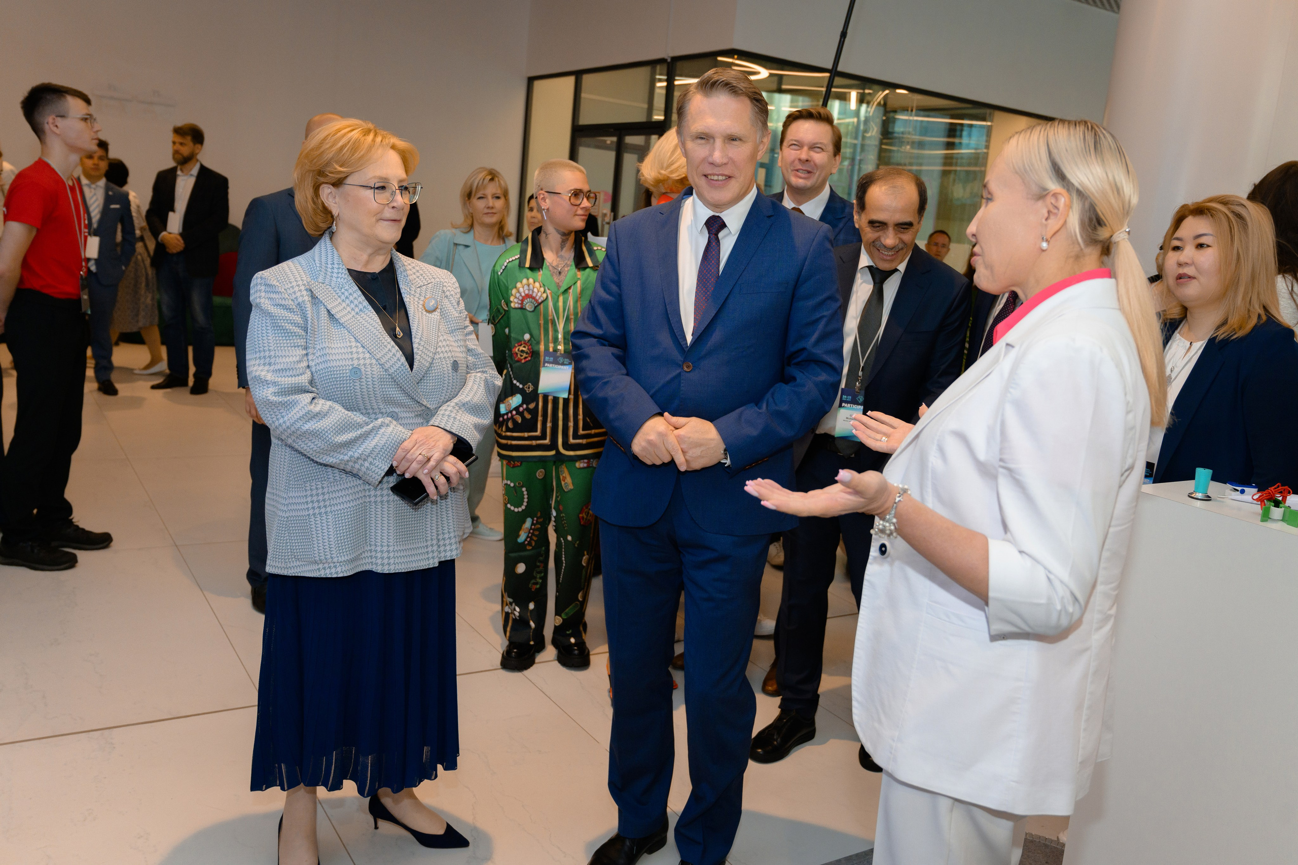 Выставки: Фотография с выставки, на которой посетители изучают представленные экспонаты. Скворцова Вероника. Татьяна Голикова. Михаил Мурашко. Единая Россия. Дума. Министр Здравоохранения. ФМБА. Правительство России. Фотография с форума, на которой участники активно участвуют в дискуссии.