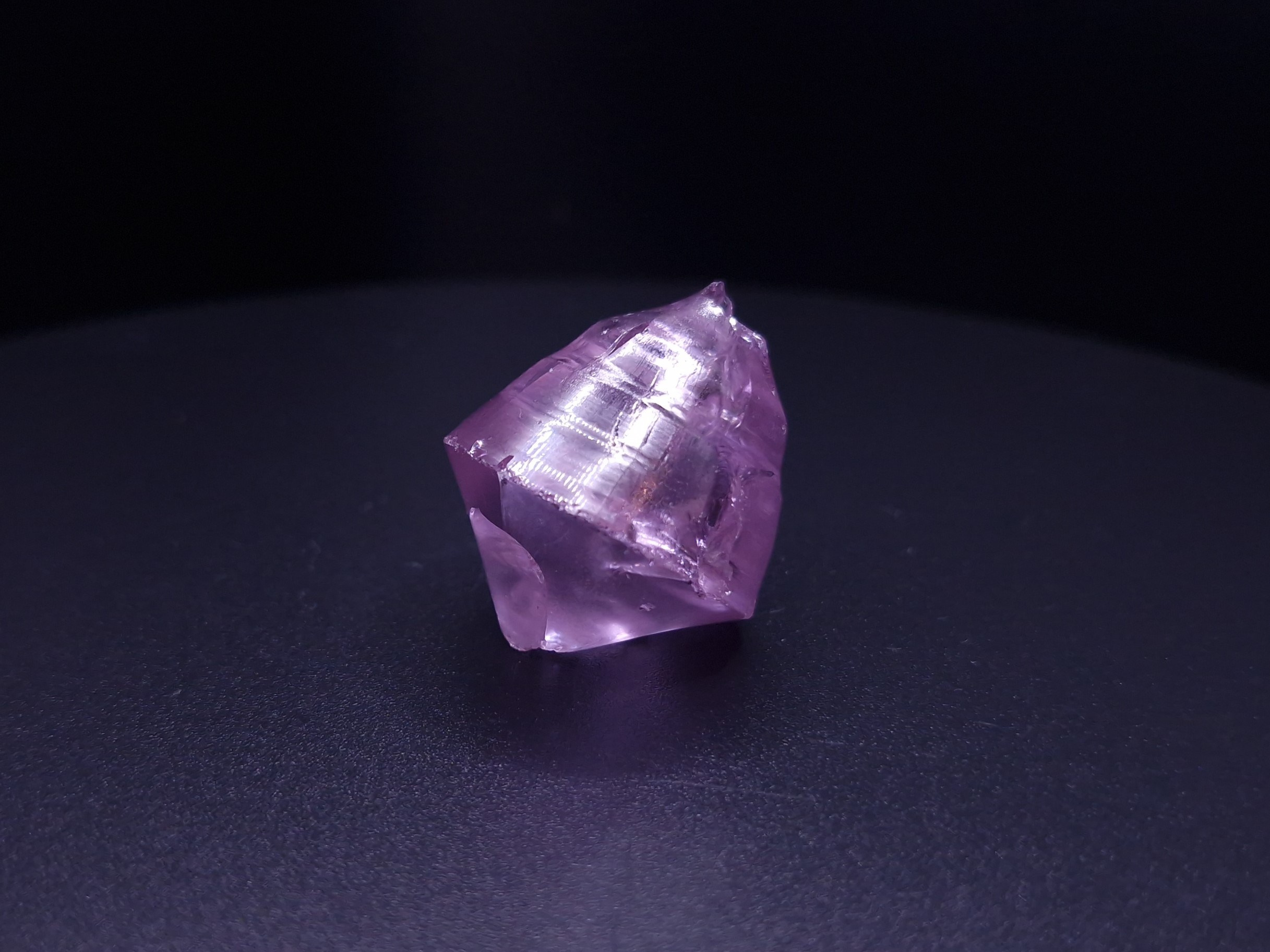 Кристалл граната фиолетовый. YAG garnet иттрий алюминиевый гранат ИАГ