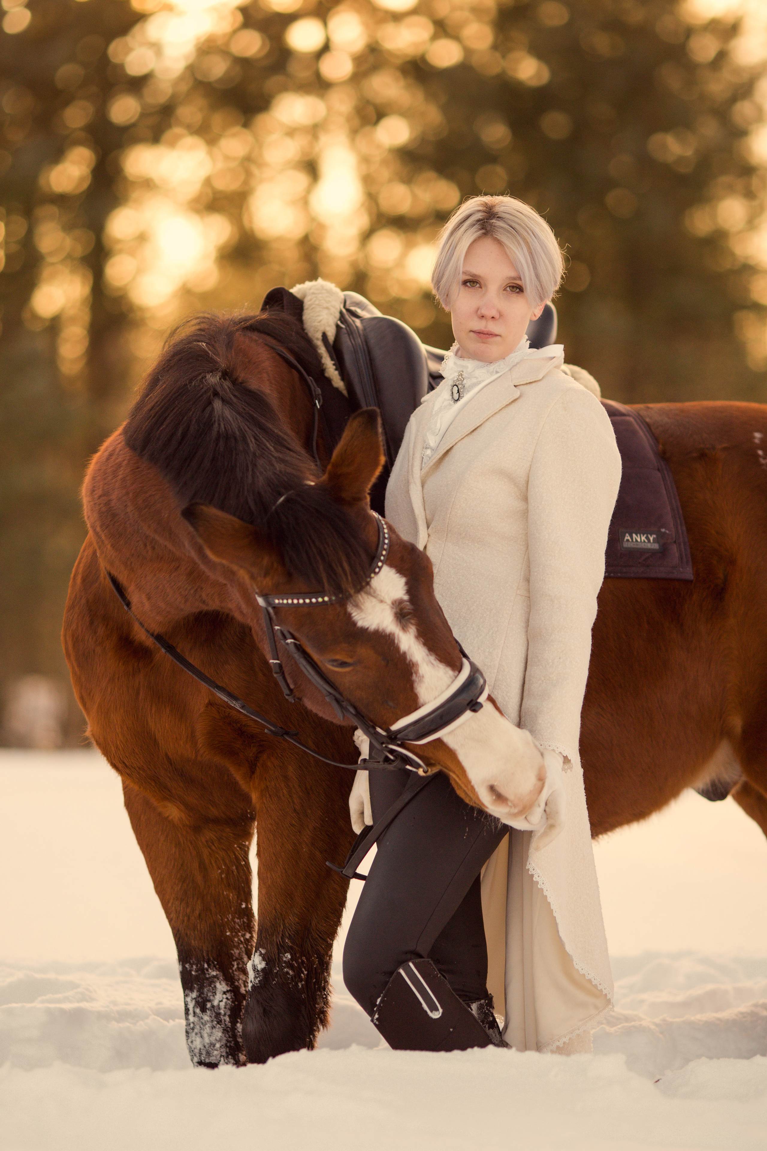 Фотосессия с лошадью зимой на фоне ёлок