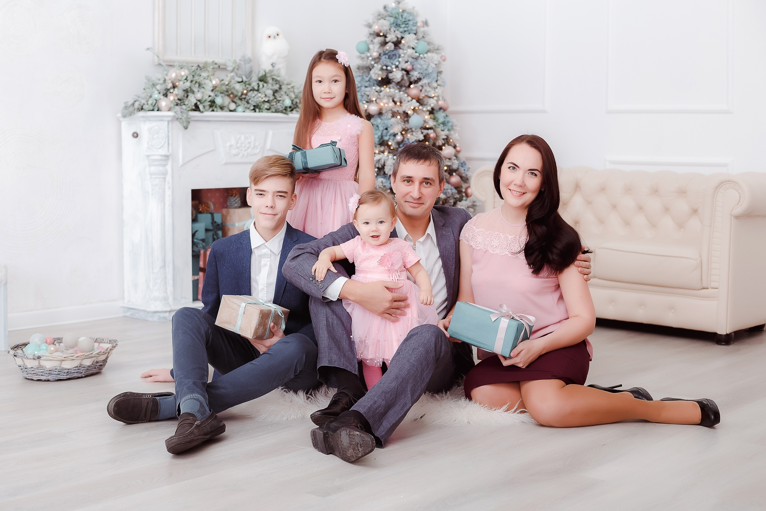 Семейная фотосессия в фотостудии и на природе в Твери. Свадебный и семейный фотограф в Твери и Тверской области