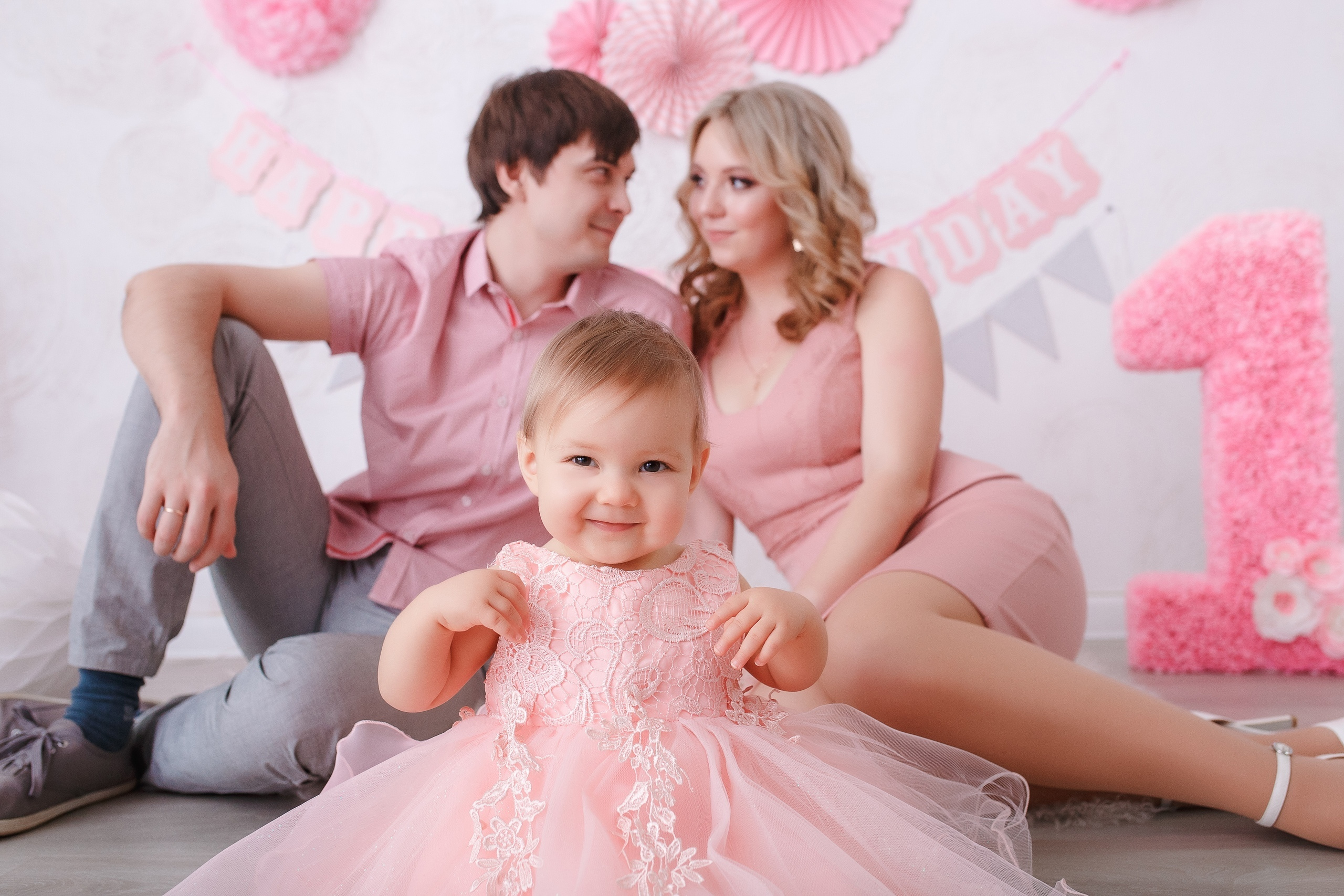 Семейная фотосессия в фотостудии и на природе в Твери. Свадебный и семейный фотограф в Твери и Тверской области