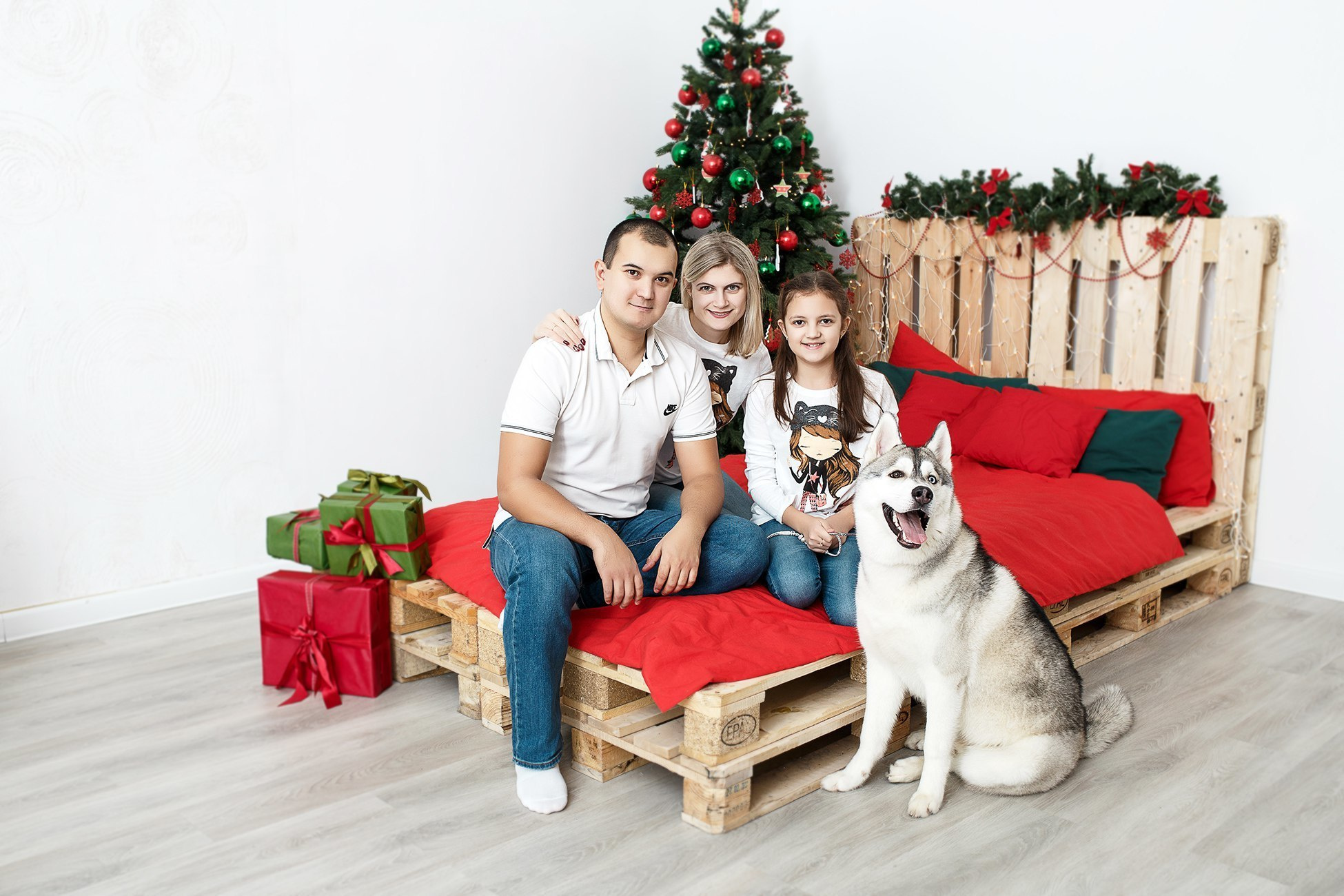 Семейная фотосессия в фотостудии и на природе в Твери. Свадебный и семейный фотограф в Твери и Тверской области