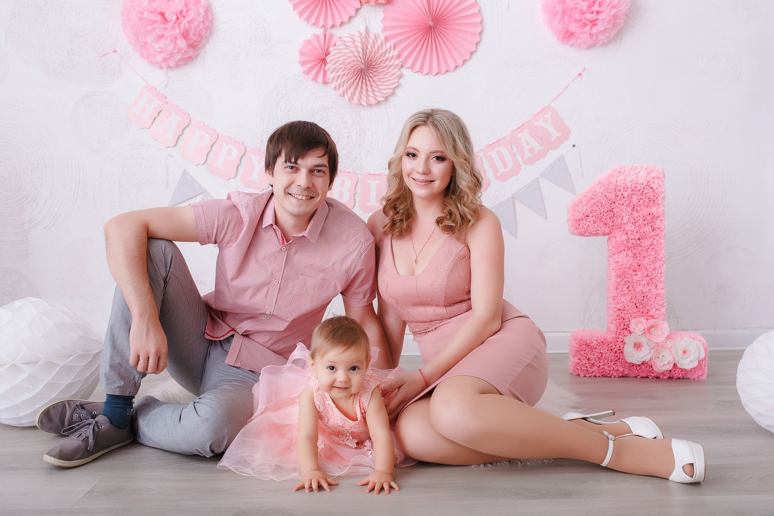 Семейная фотосессия в фотостудии и на природе в Твери. Свадебный и семейный фотограф в Твери и Тверской области