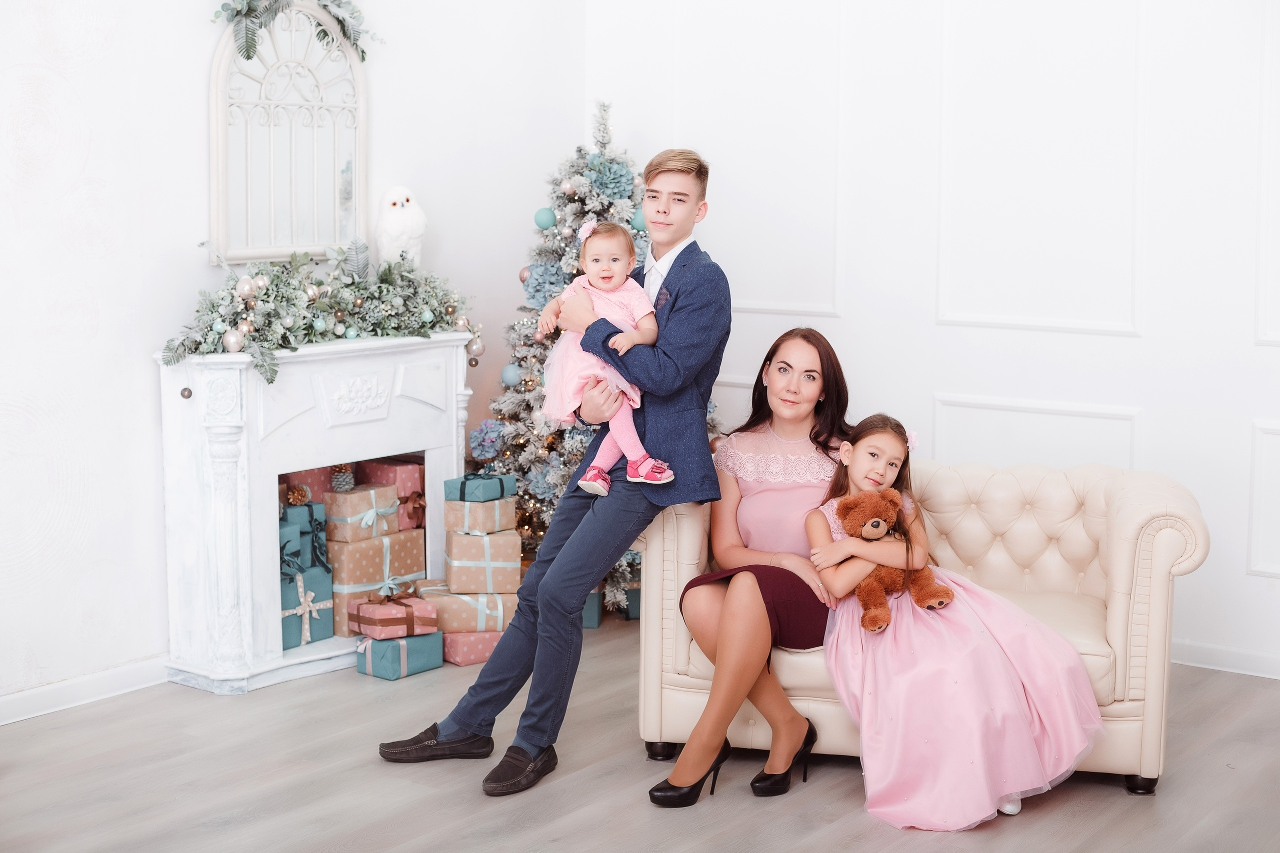 Семейная фотосессия в фотостудии и на природе в Твери. Свадебный и семейный фотограф в Твери и Тверской области