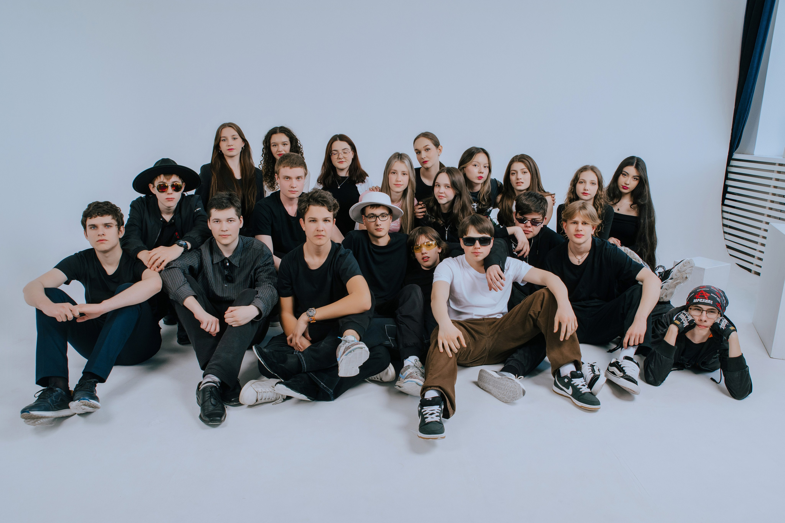 Гимназия им. Сайбеля — Выпуск 2024, 9 класс. Фотограф Ярмишко Дарья. Выпускные фотокниги