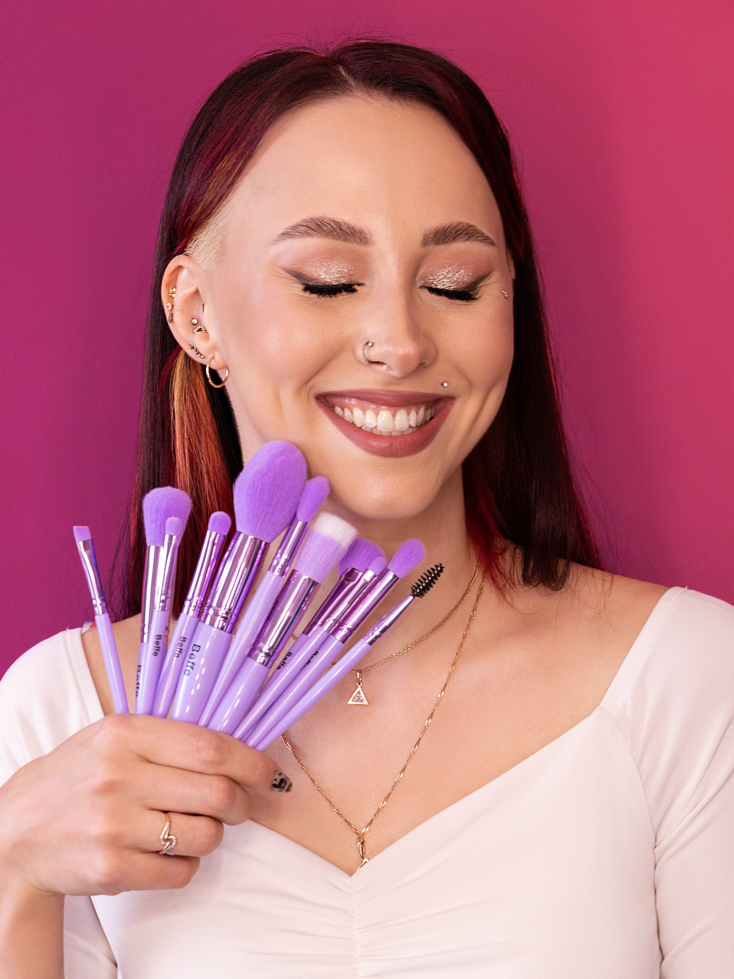 Модель демонстрирует набор кистей в руках | Контент для бьюти-блога