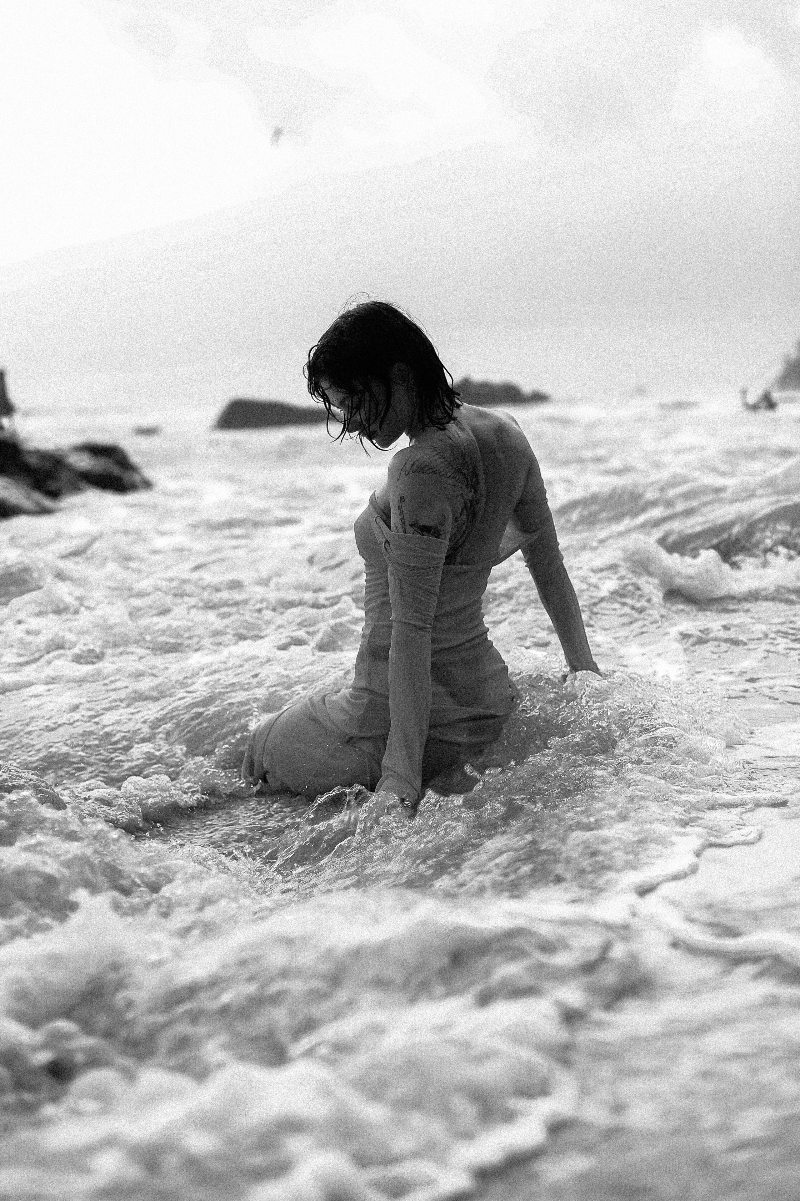 Эстетичные кадры на закате: девушка в прозрачном платье на камнях у отеля Naomi Beach | Нюд-фото. Фотограф на Шри-Ланке