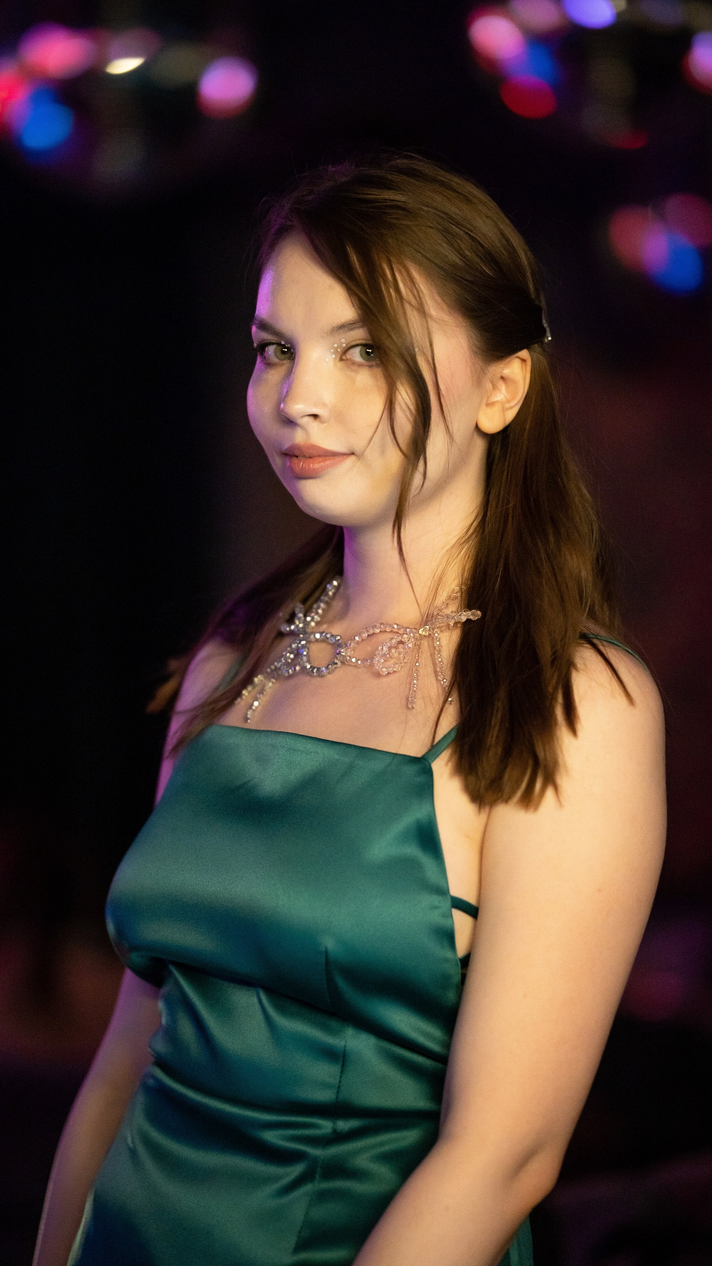 лёгкий портрет девушки во время репортажной фотосъемки