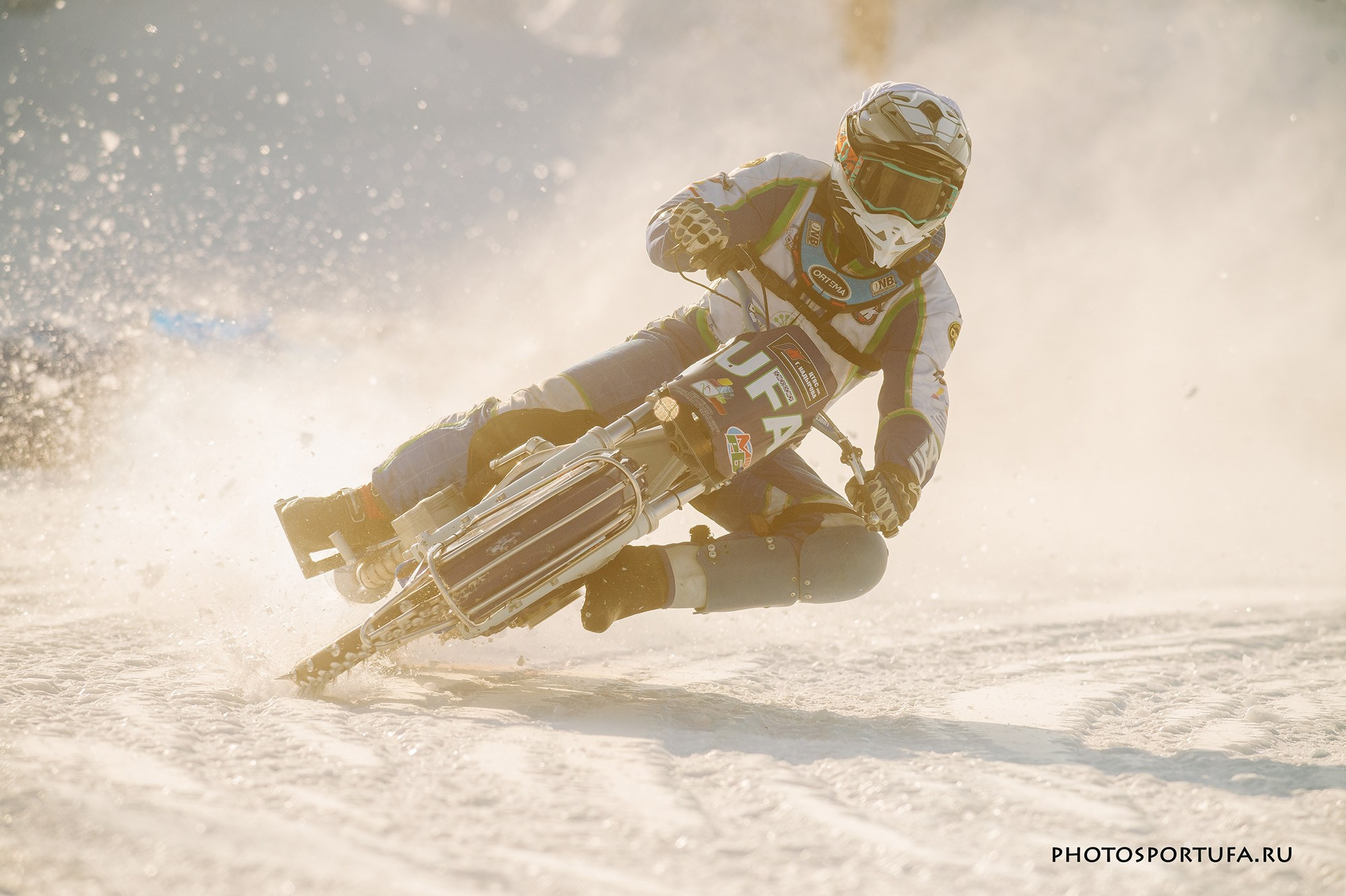 Мотогонку на льду. Спортивный фотограф в Уфе Евгений Буров