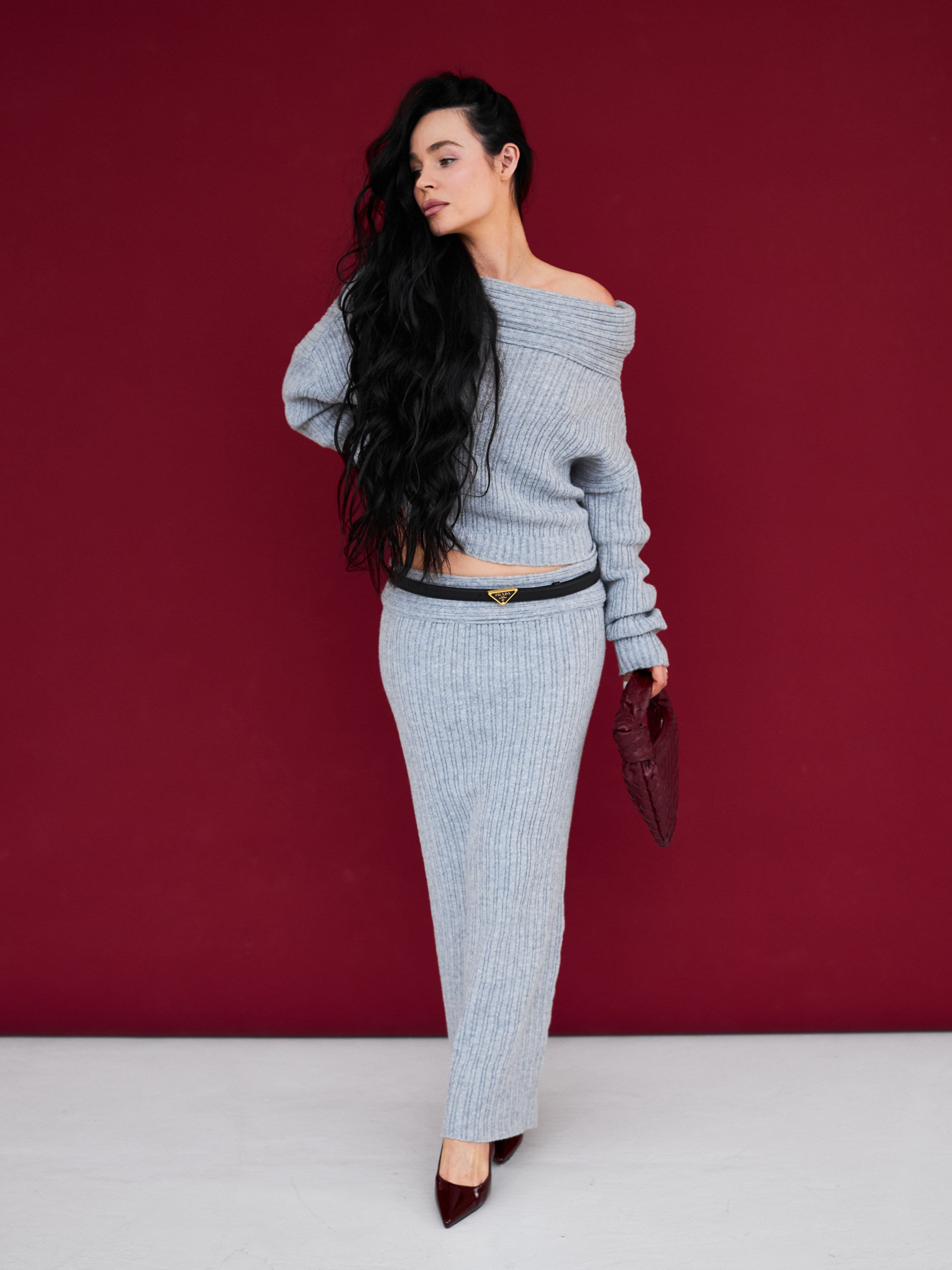 Фотосъемка теплых платьев Екатеринбург Wildberries ВБ Ozon Озон фотосессия одежды Екб заказать цена фотосъемка товара WB трикотаж карточки. Фотограф Екатеринбург Анастасия Жерновская | Маркетплейсы и нейрофото