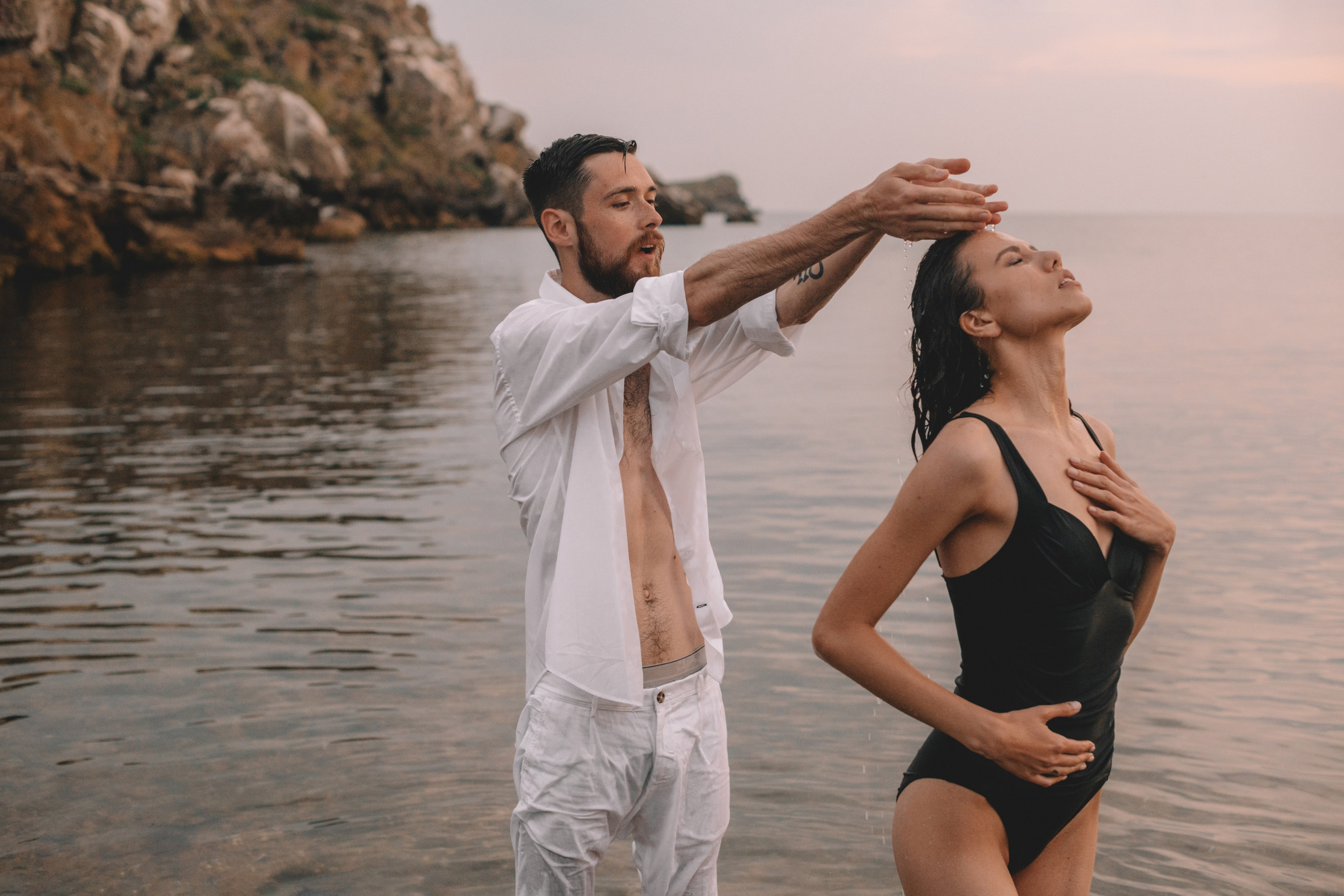 Свадебная фотосессия в Щелкино ,Бухта Космонавтов. Выездная церемония на берегу моря Крым. Свадебный и семейный фотограф и видеограф, Крым, Москва, Санкт -Петербург