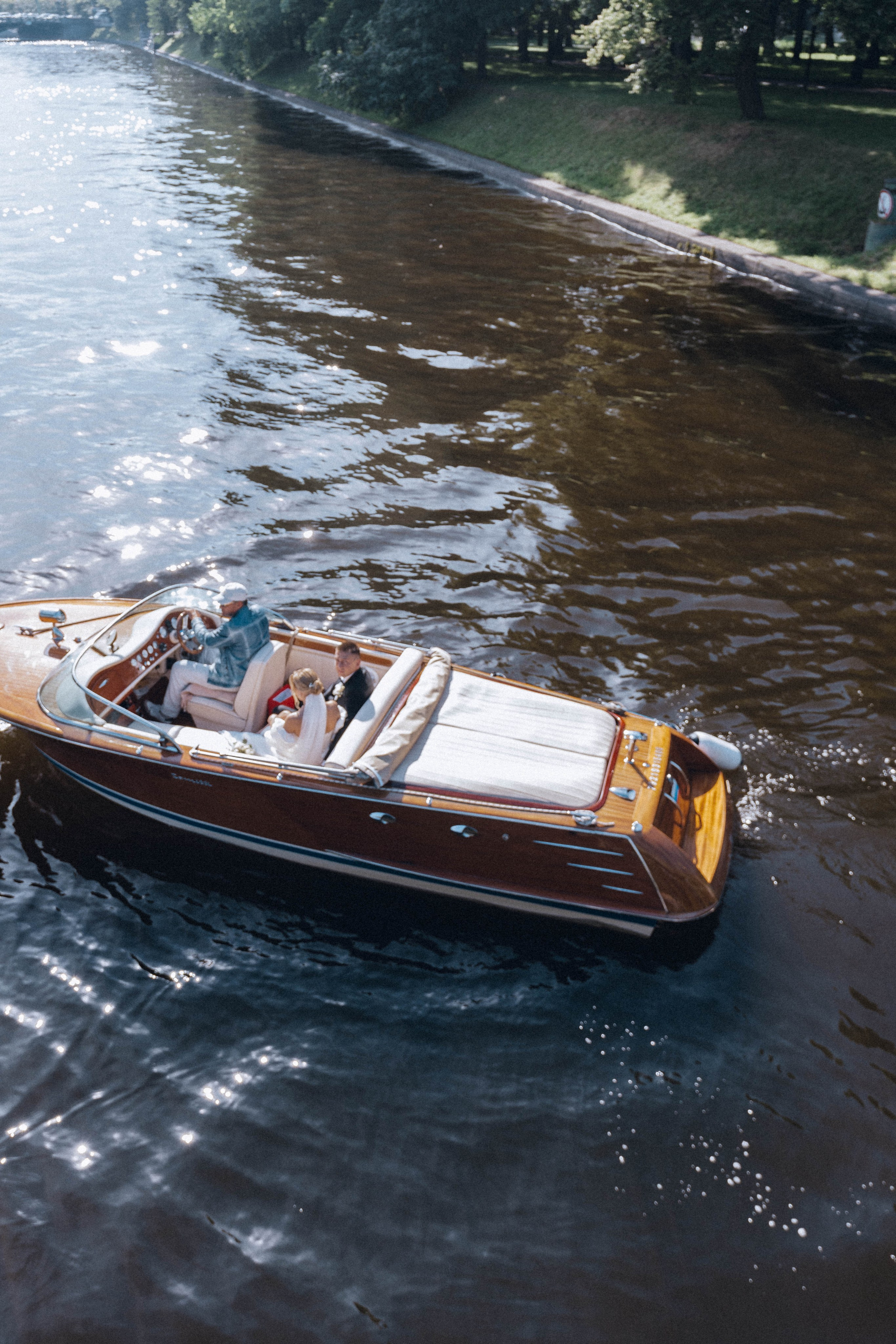 СВАДЕНБНАЯ СЬЕМКА НА КАТЕРЕ ПО КАНАЛАМ САНКТ-ПЕТЕРБУРГА И В АКВАТОРИИ НЕВЫ. Профессиональный фотограф, Санкт-Петербург — Виктория Богомолова