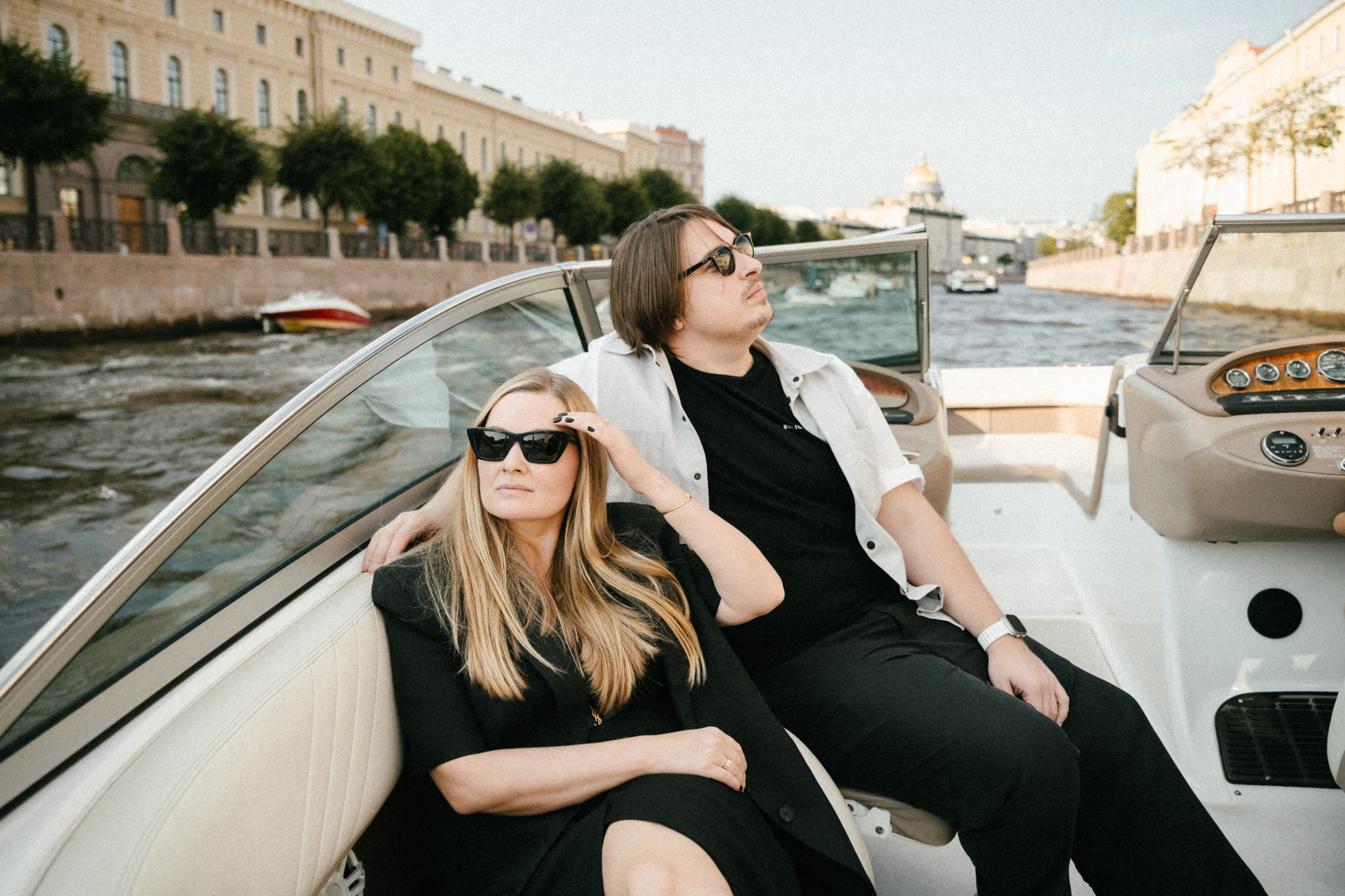 Даша и Витя на катере. Репортажный и портретный фотограф в Санкт-Петербурге Степлевич Дарья