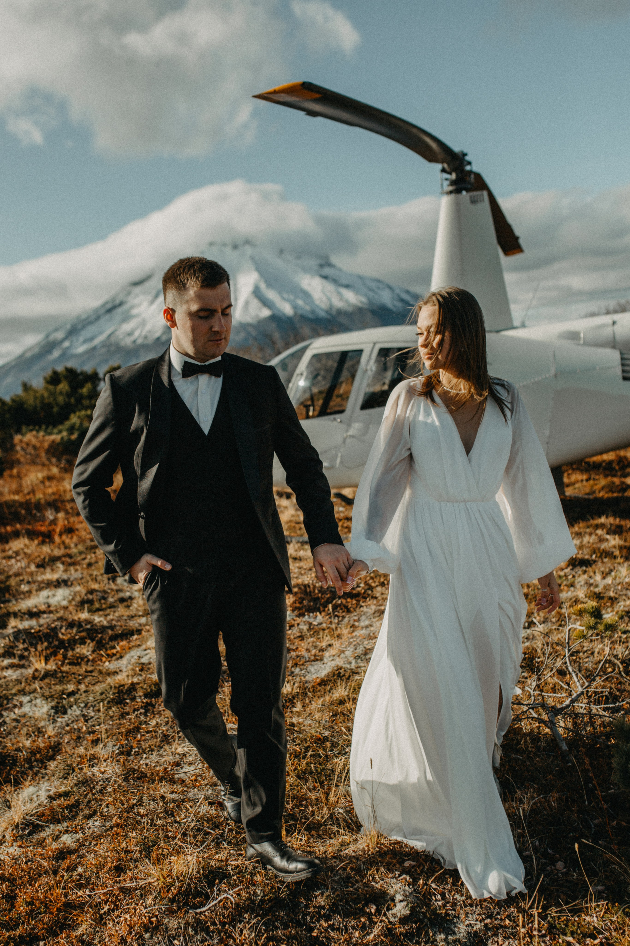 Вертолетный полет Бухта Жировая. Свадебное фото и видео на Камчатке. Туристические маршруты