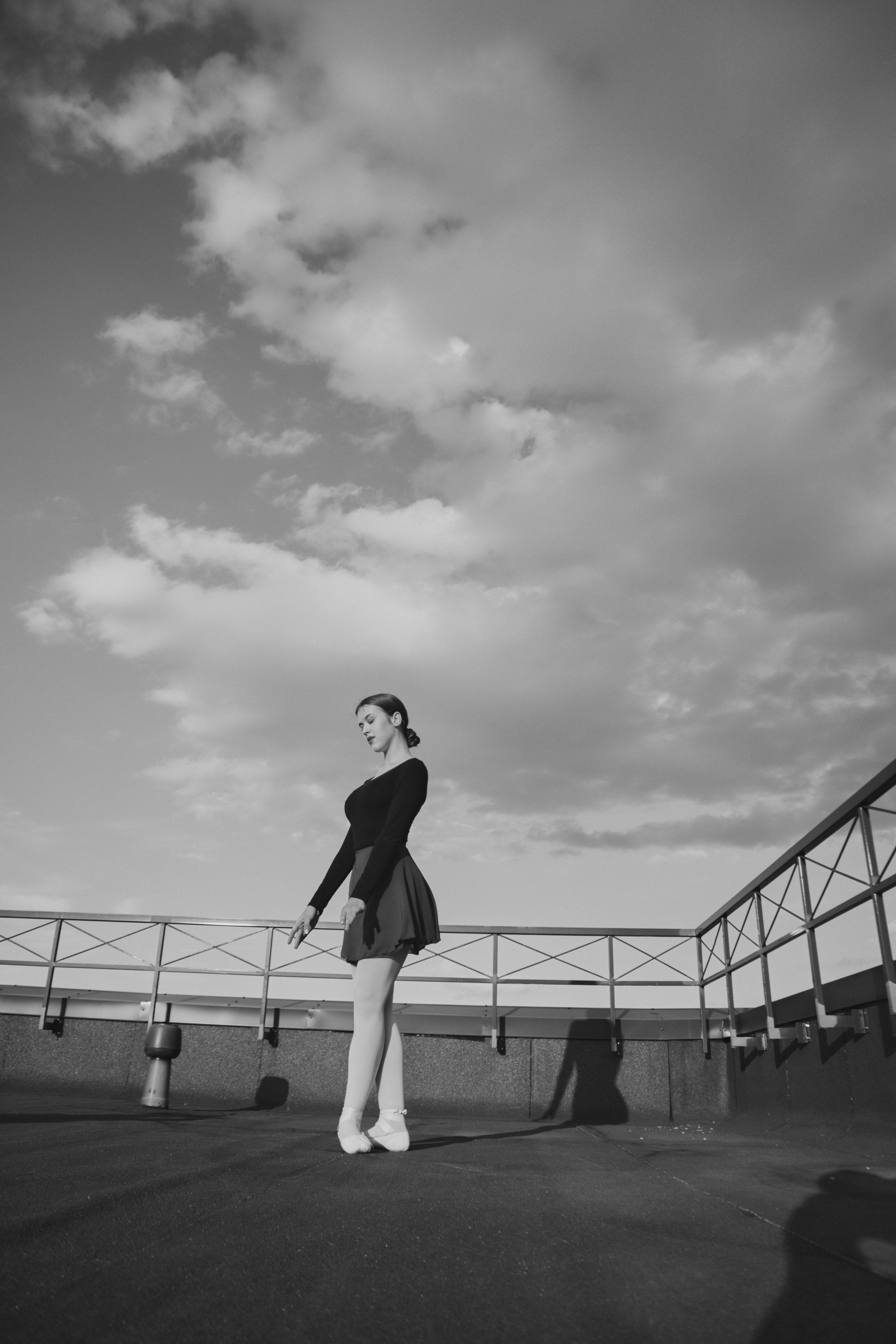 девушка на крыше балет чб