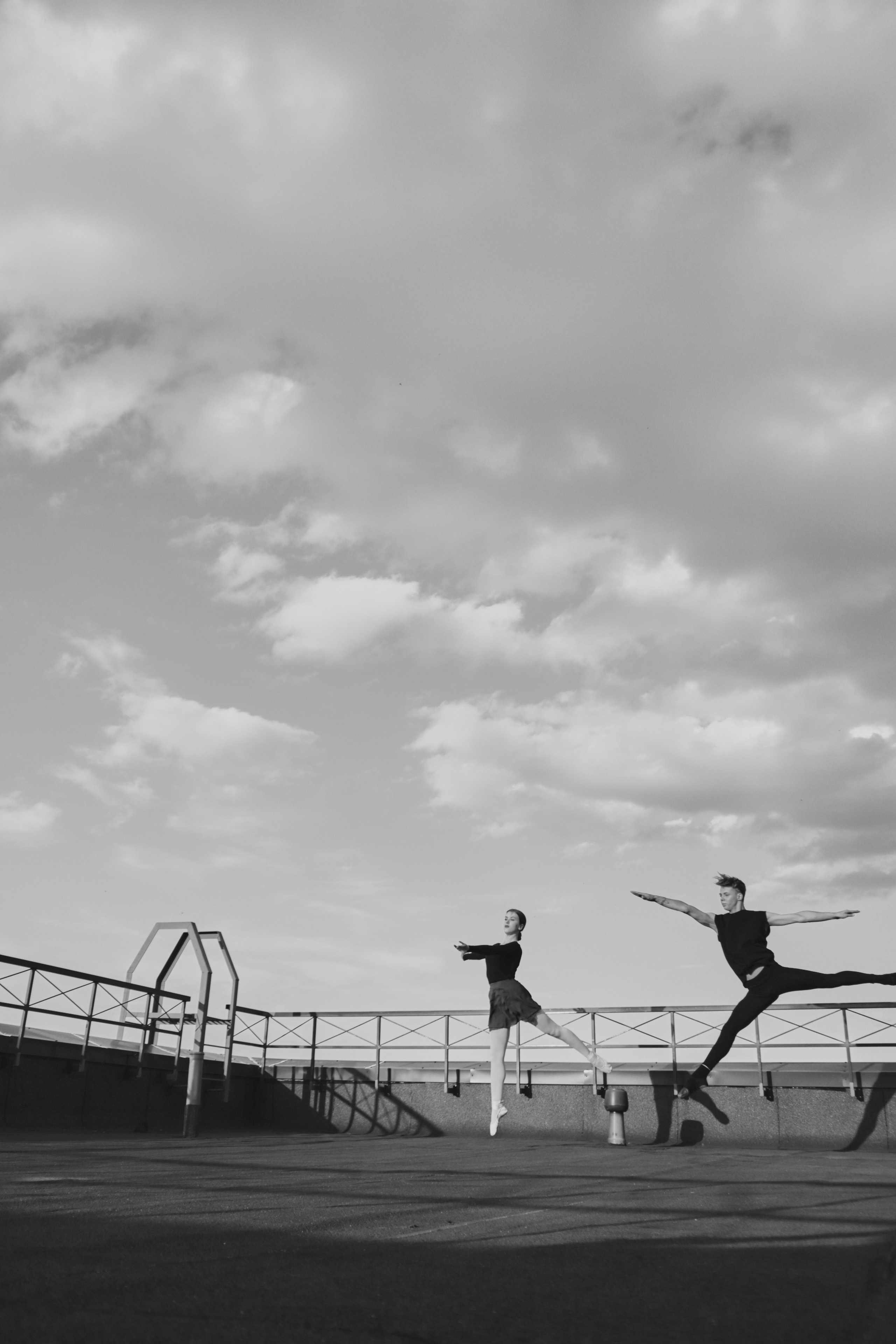 парный балет крыша чб