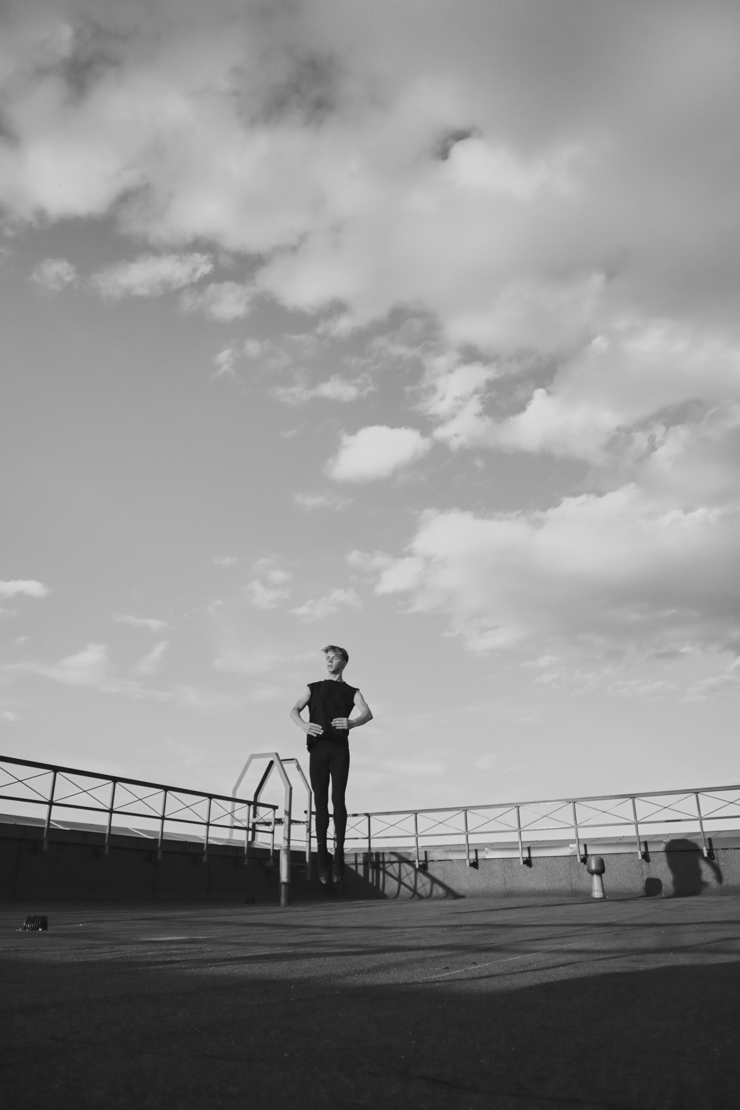 парень танец на крыше чб