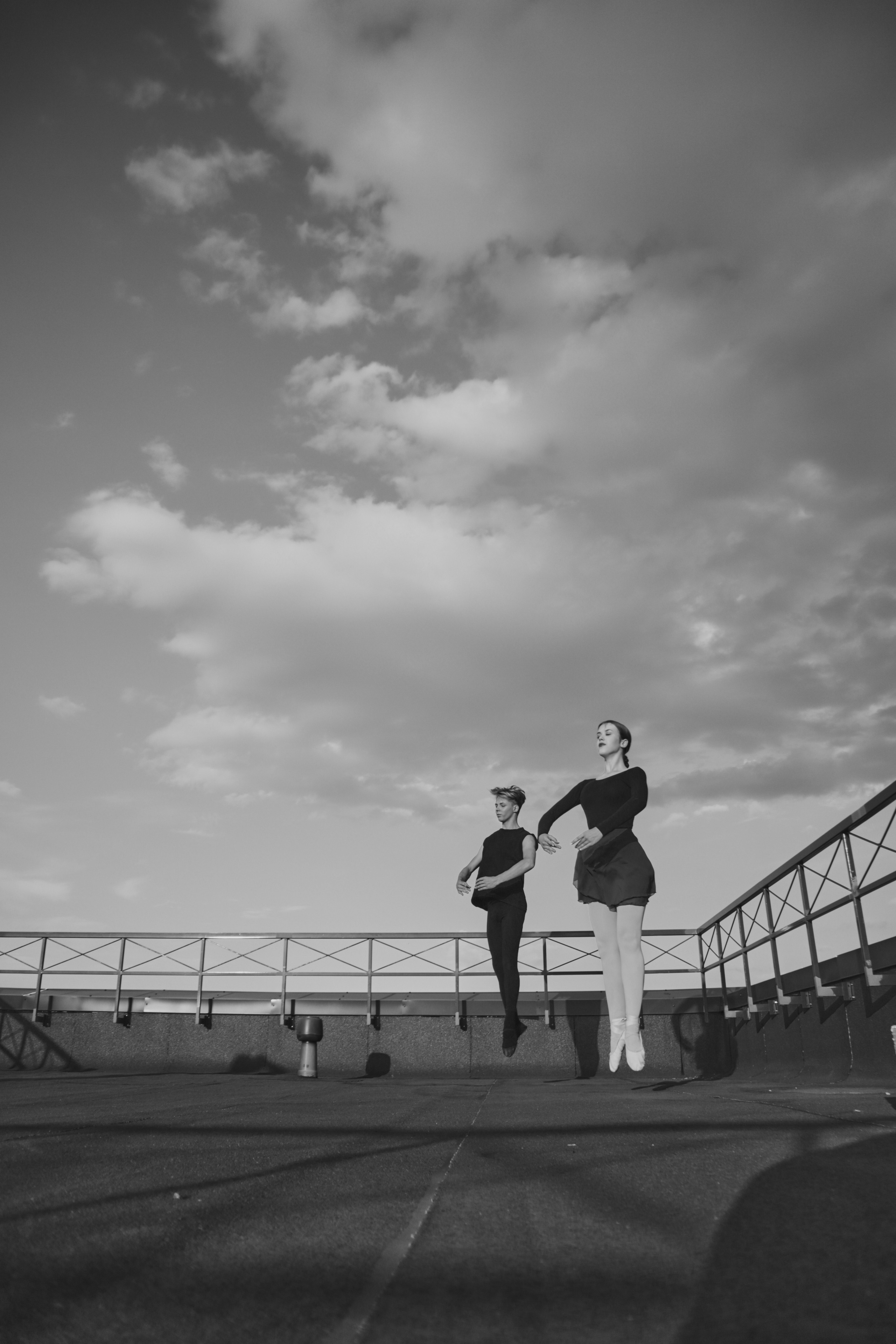 парень с девушкой на крыше чб