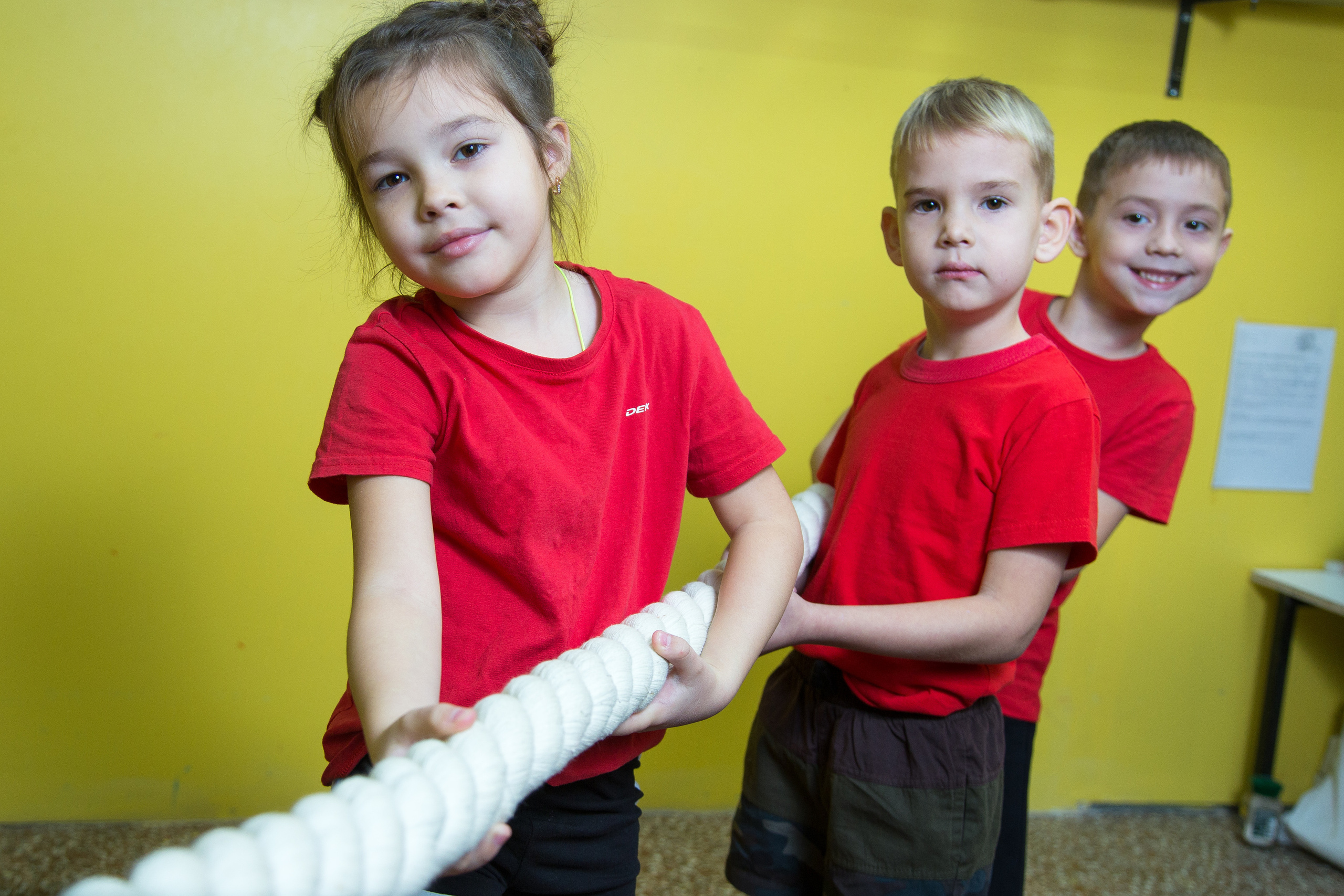 перетягивание канатов на физкультуре