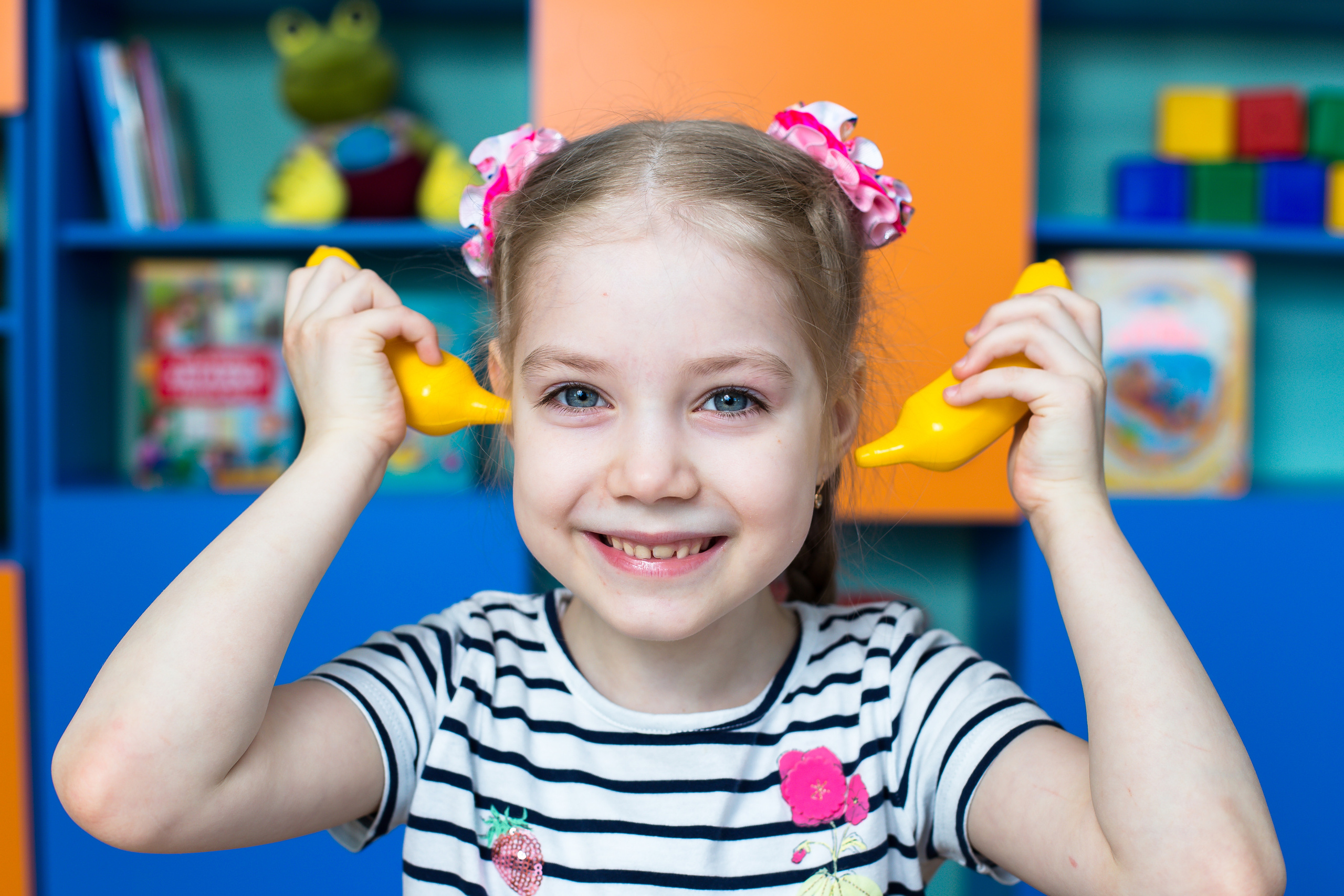 девочка смеется 