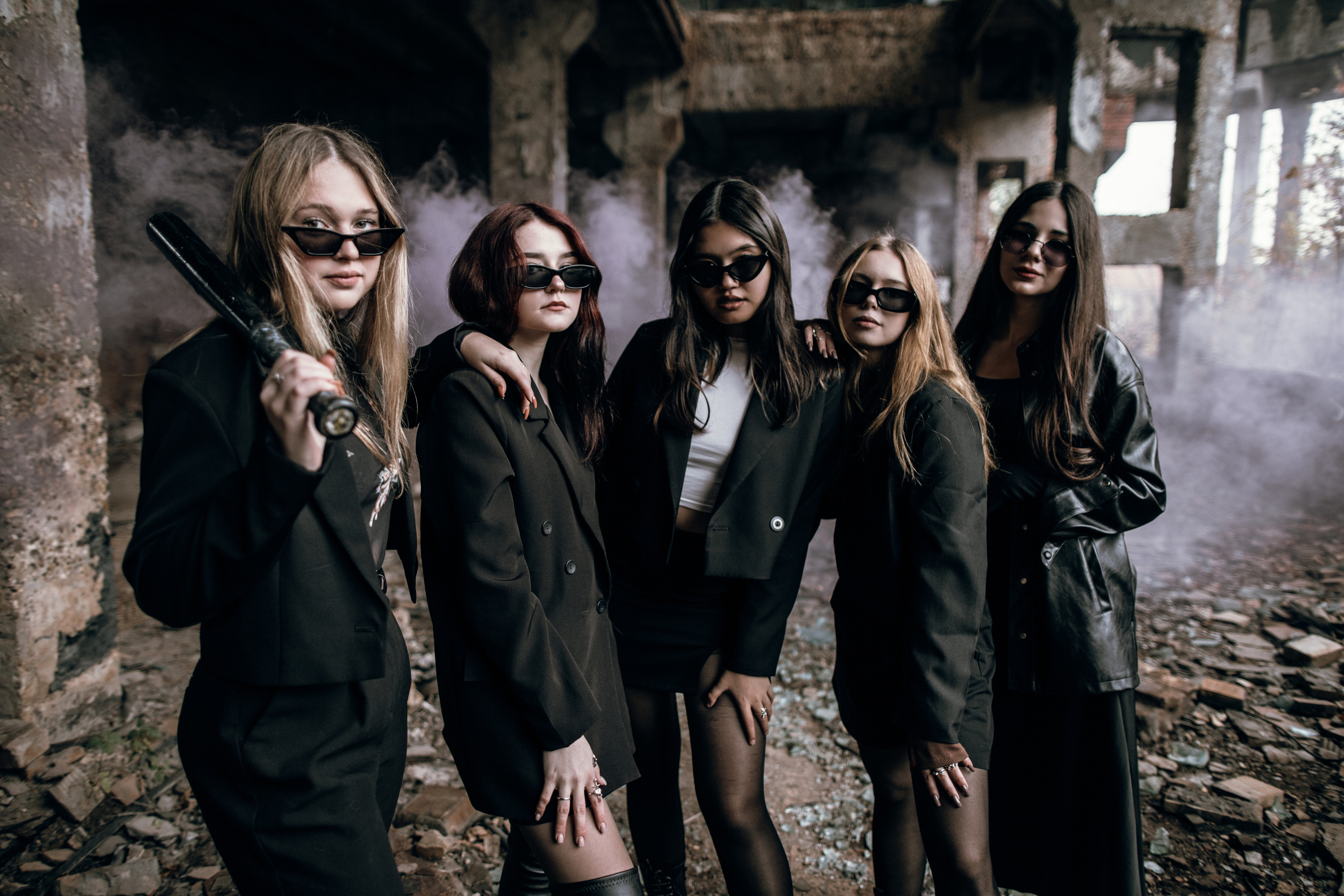 Девчонки в темных очках на заброшенном заводе 