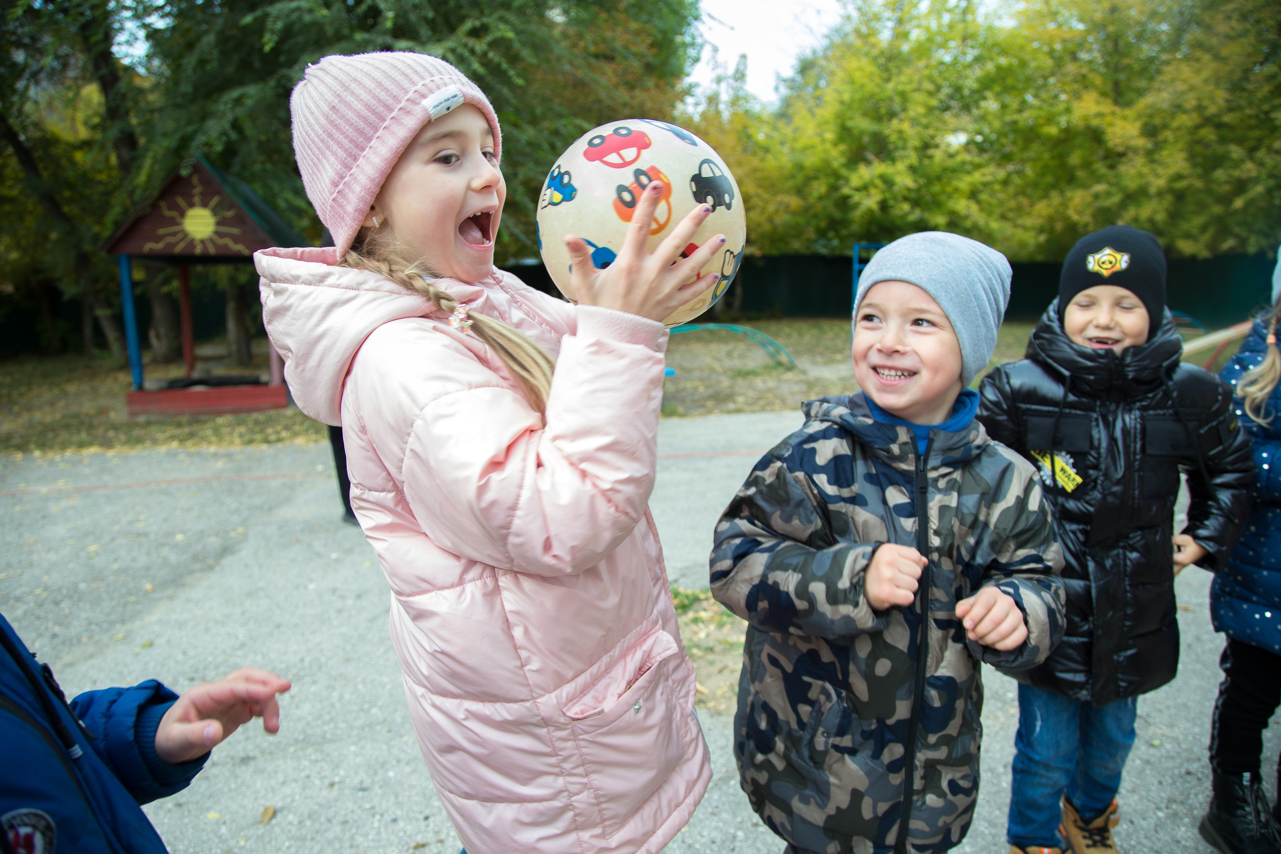 девочка поймала мяч и радуется
