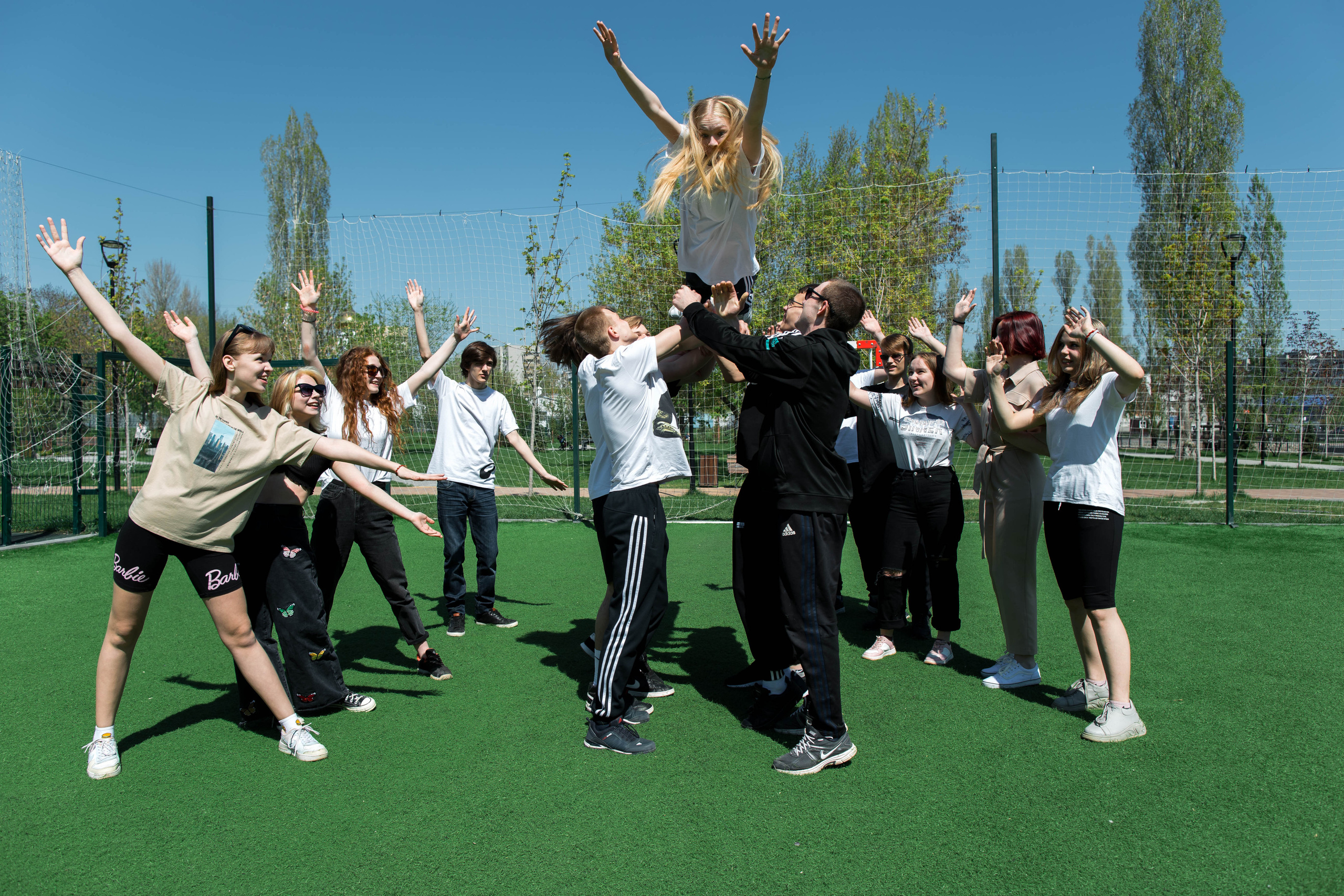 Ребята фотографируются на стадионе