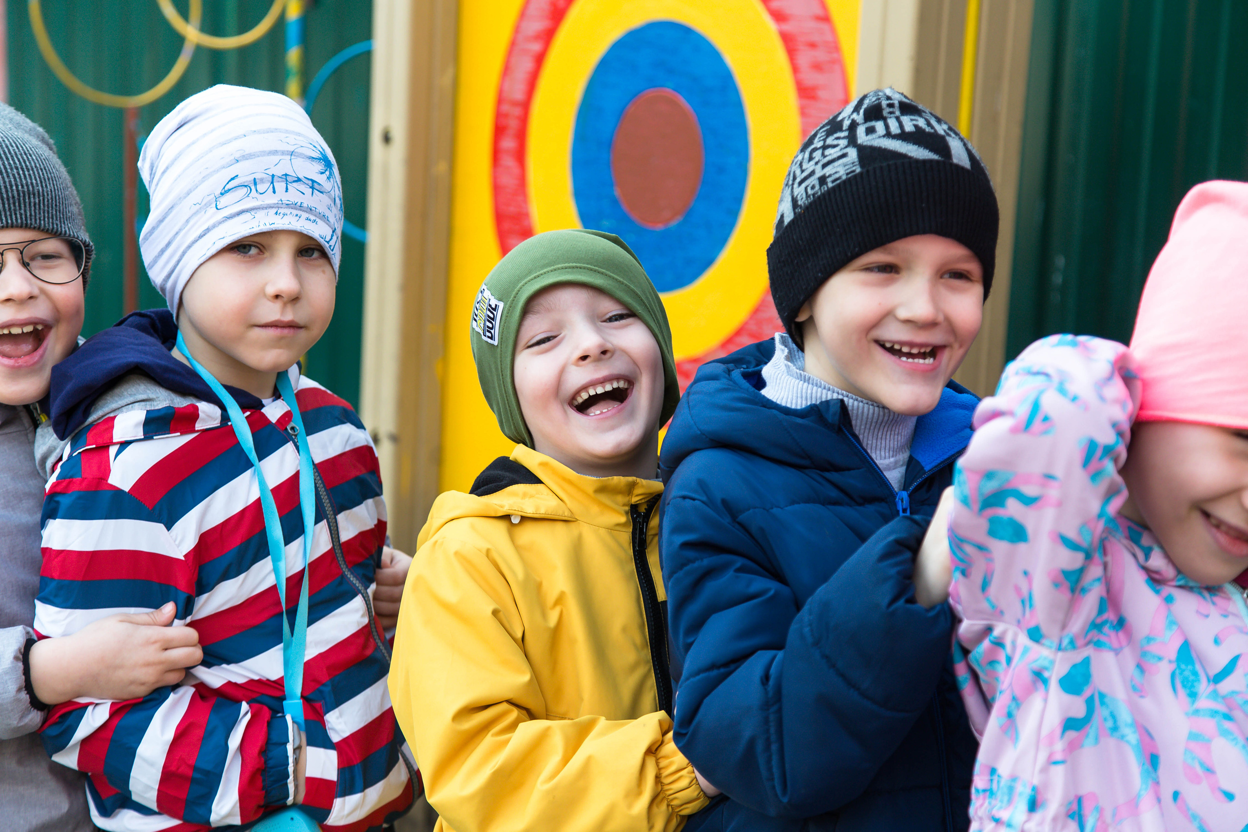 дети весело смеются