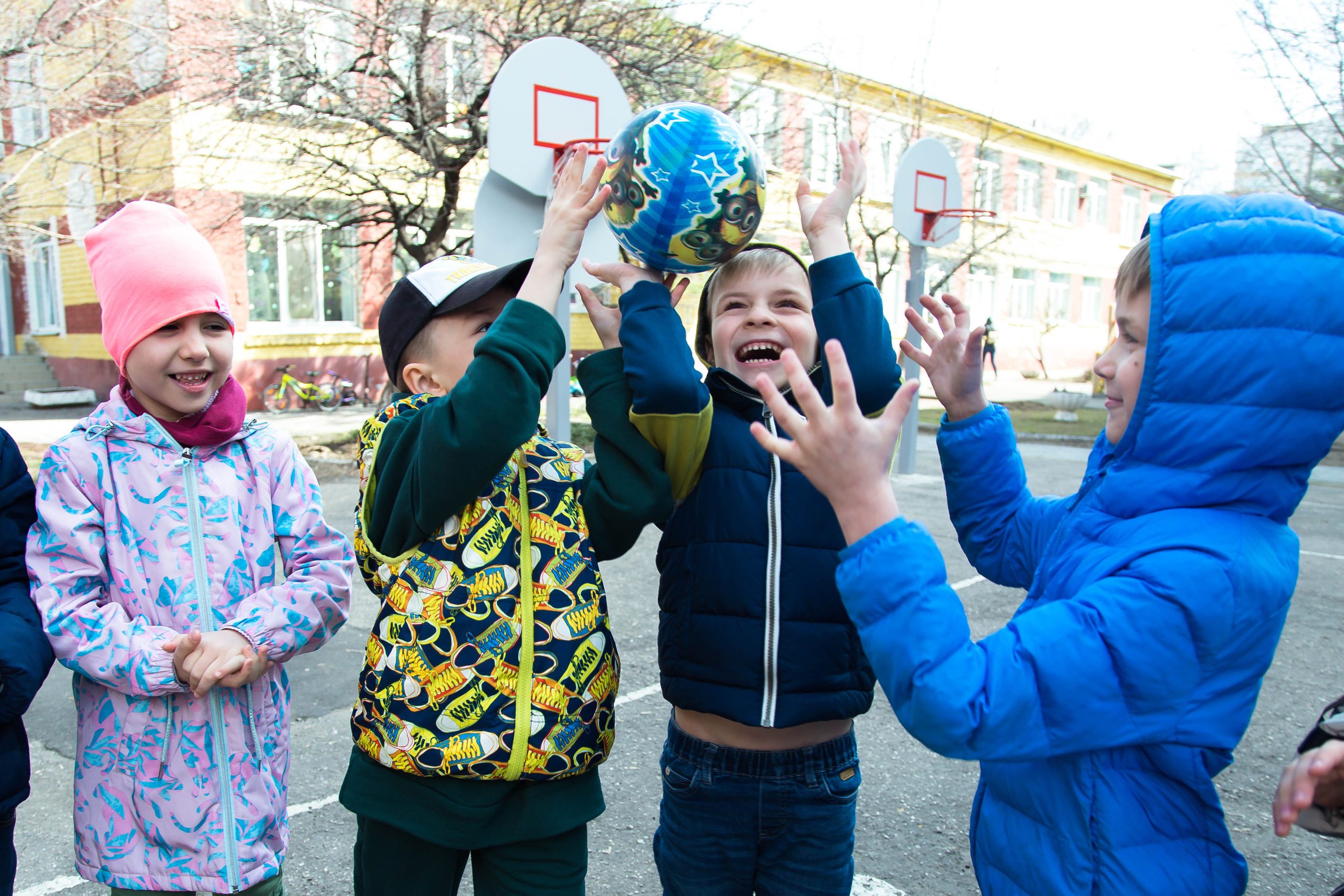 дети играют в горячую картошку 