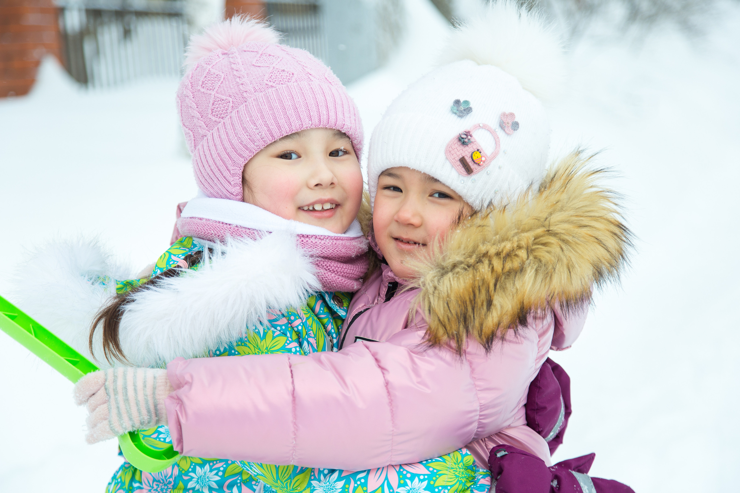 девочки обнимаются на прогулке