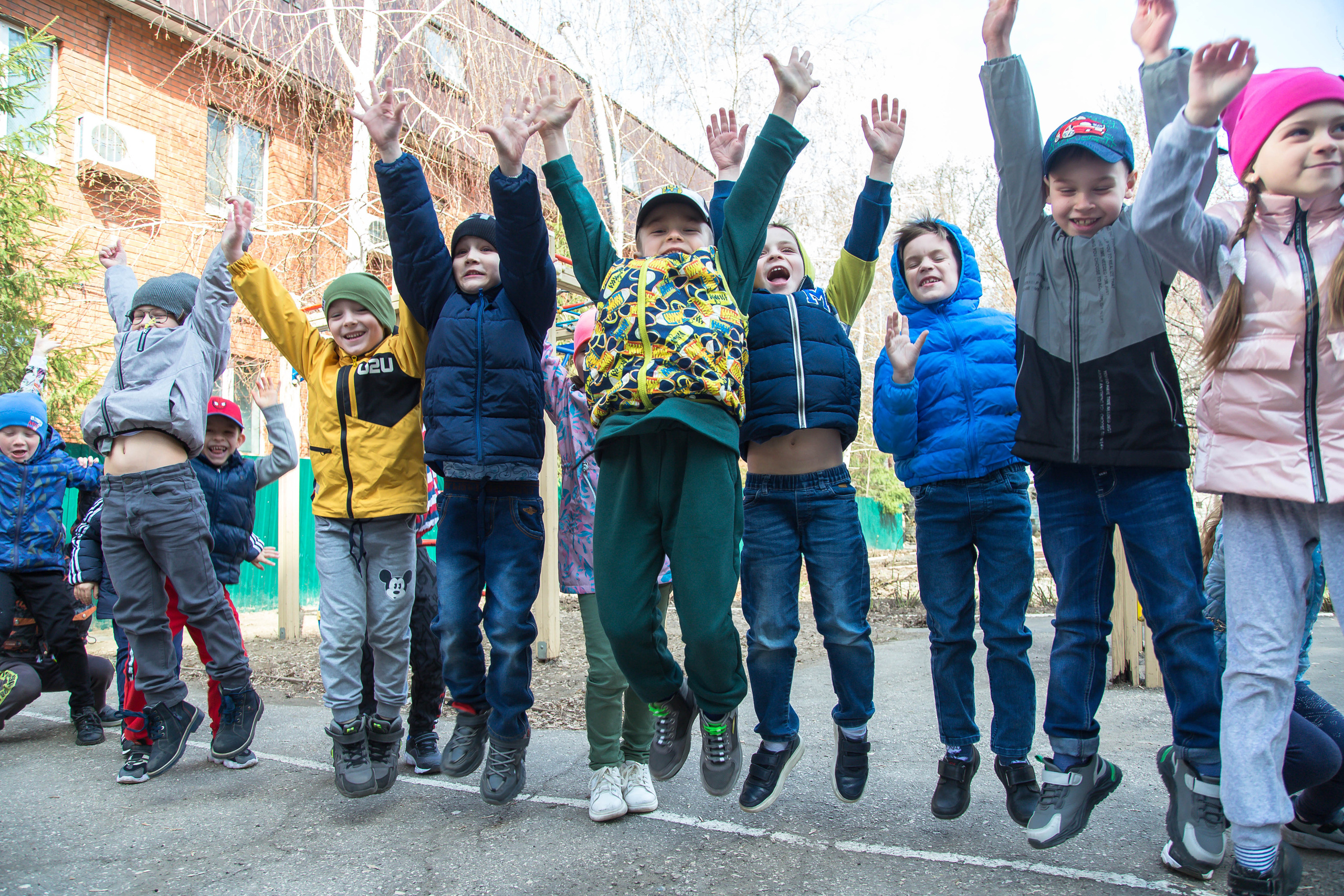 дети на прогулке прыгают