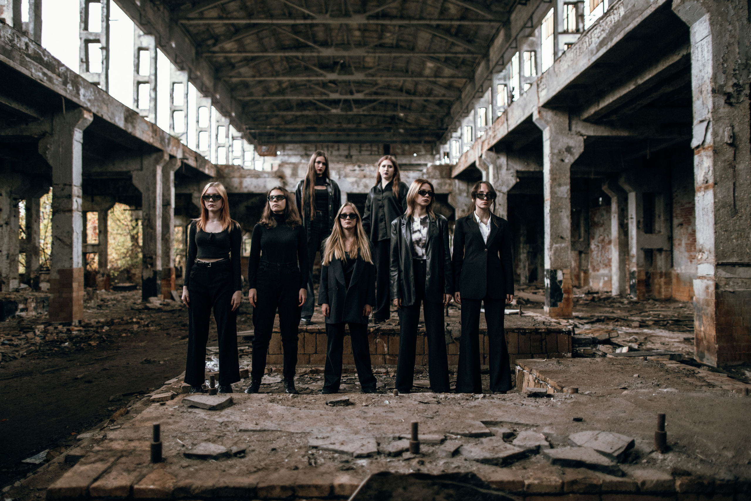 Выпускной класс на заброшенном заводе