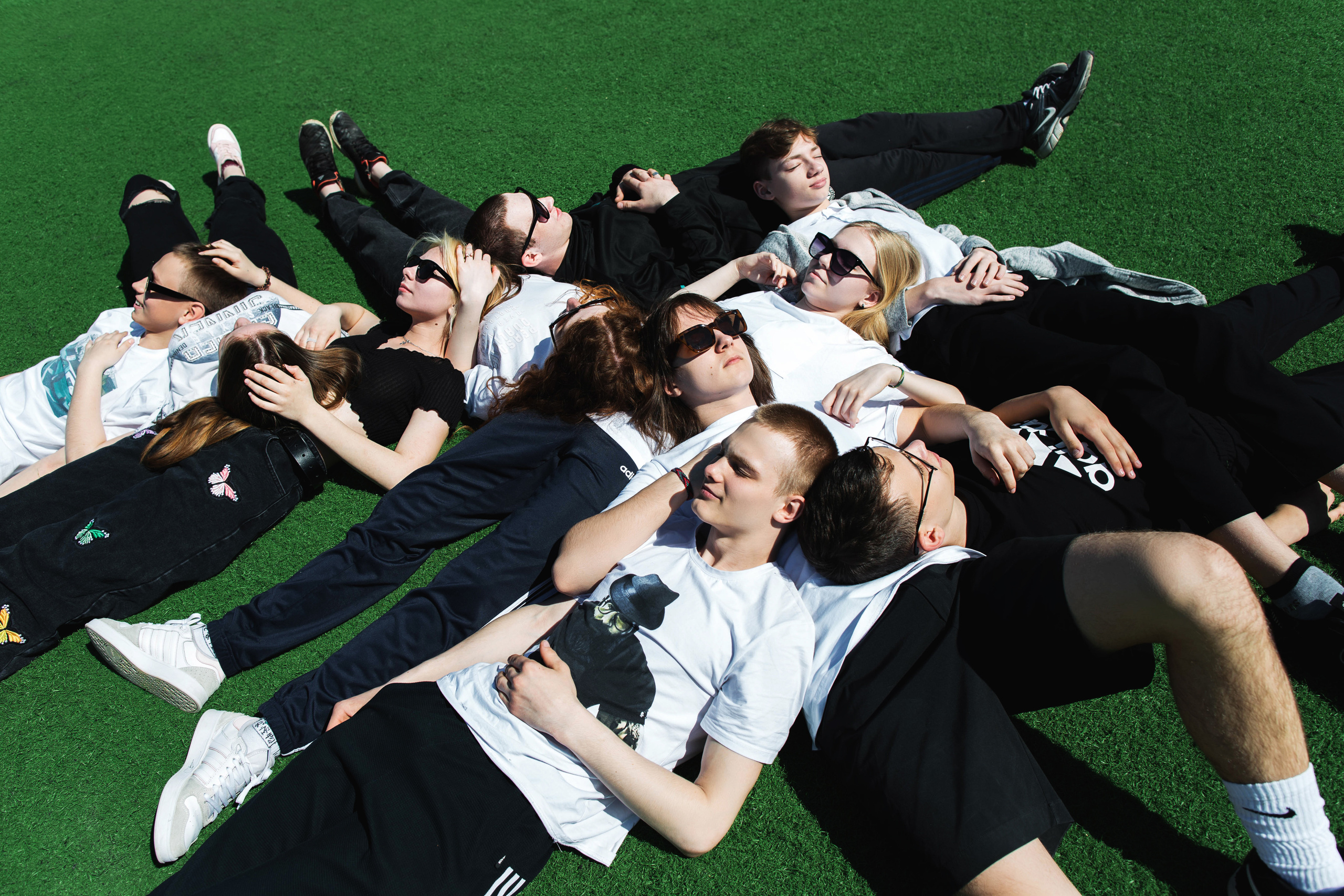 школьники лежат на зеленой траве