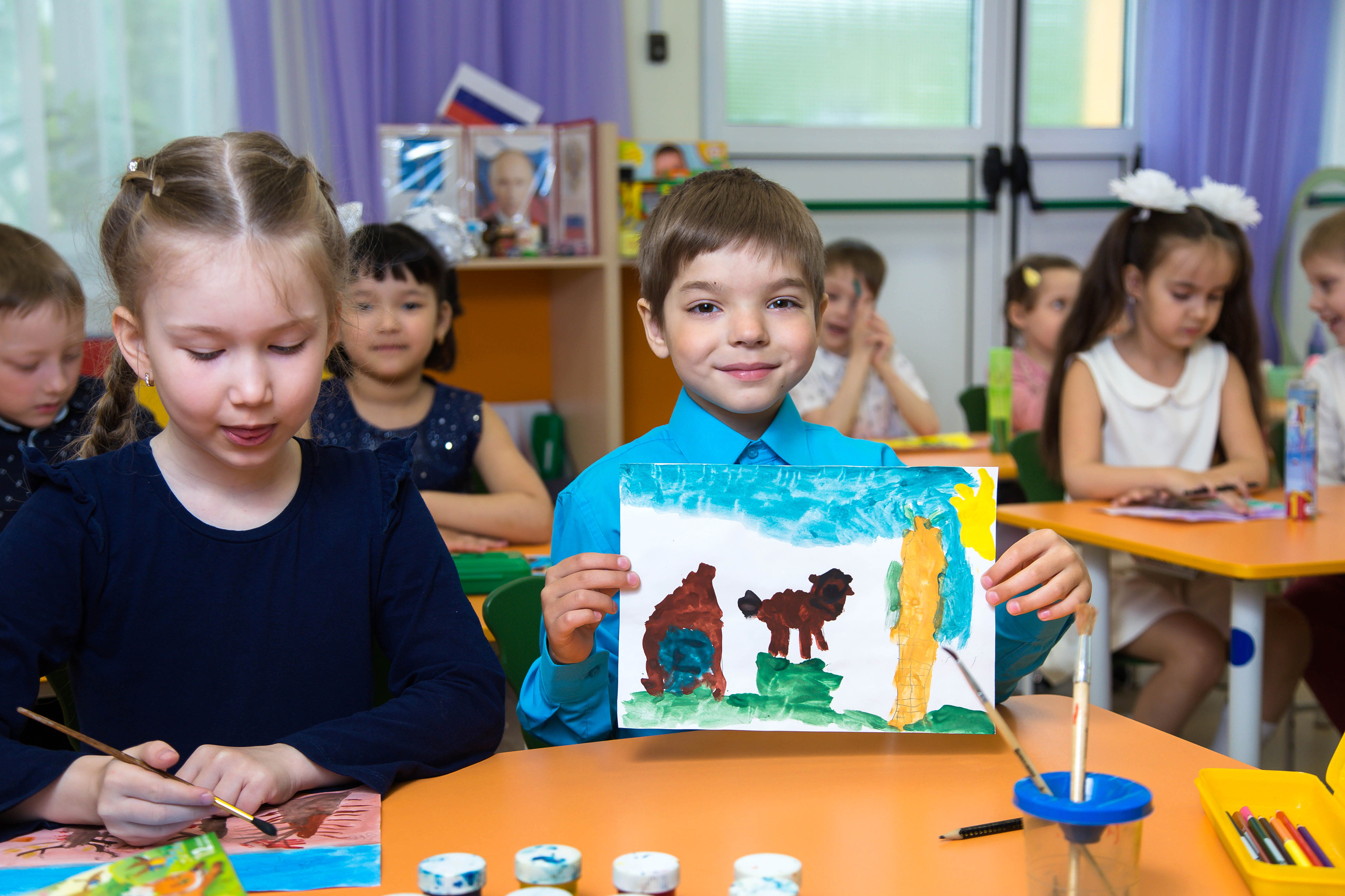 дети рисуют рисунок в детском саду