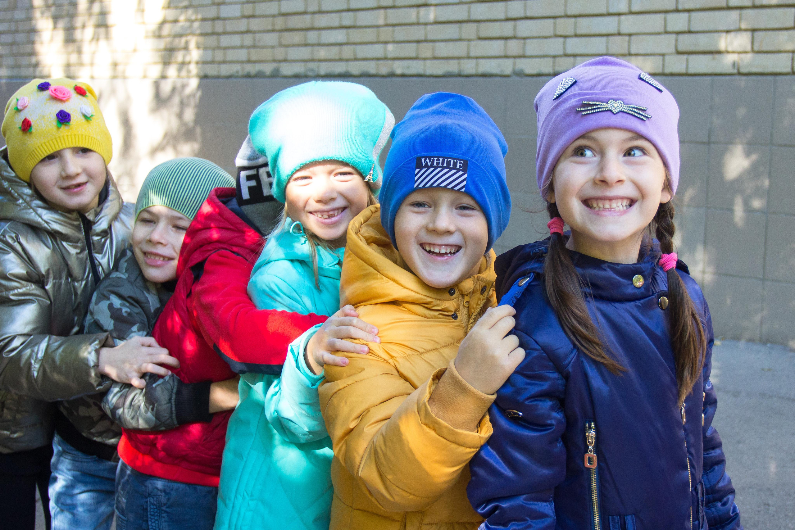 дети играют в паровозик на прогулке