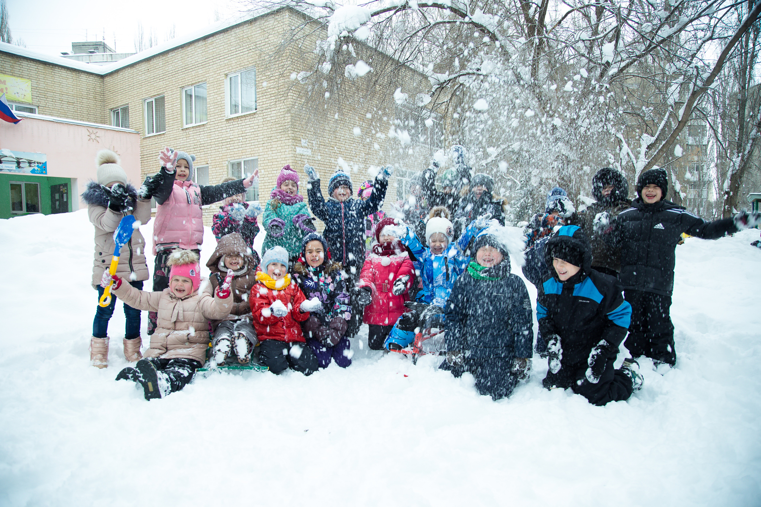 группа в детском саду Саратов кидают снег