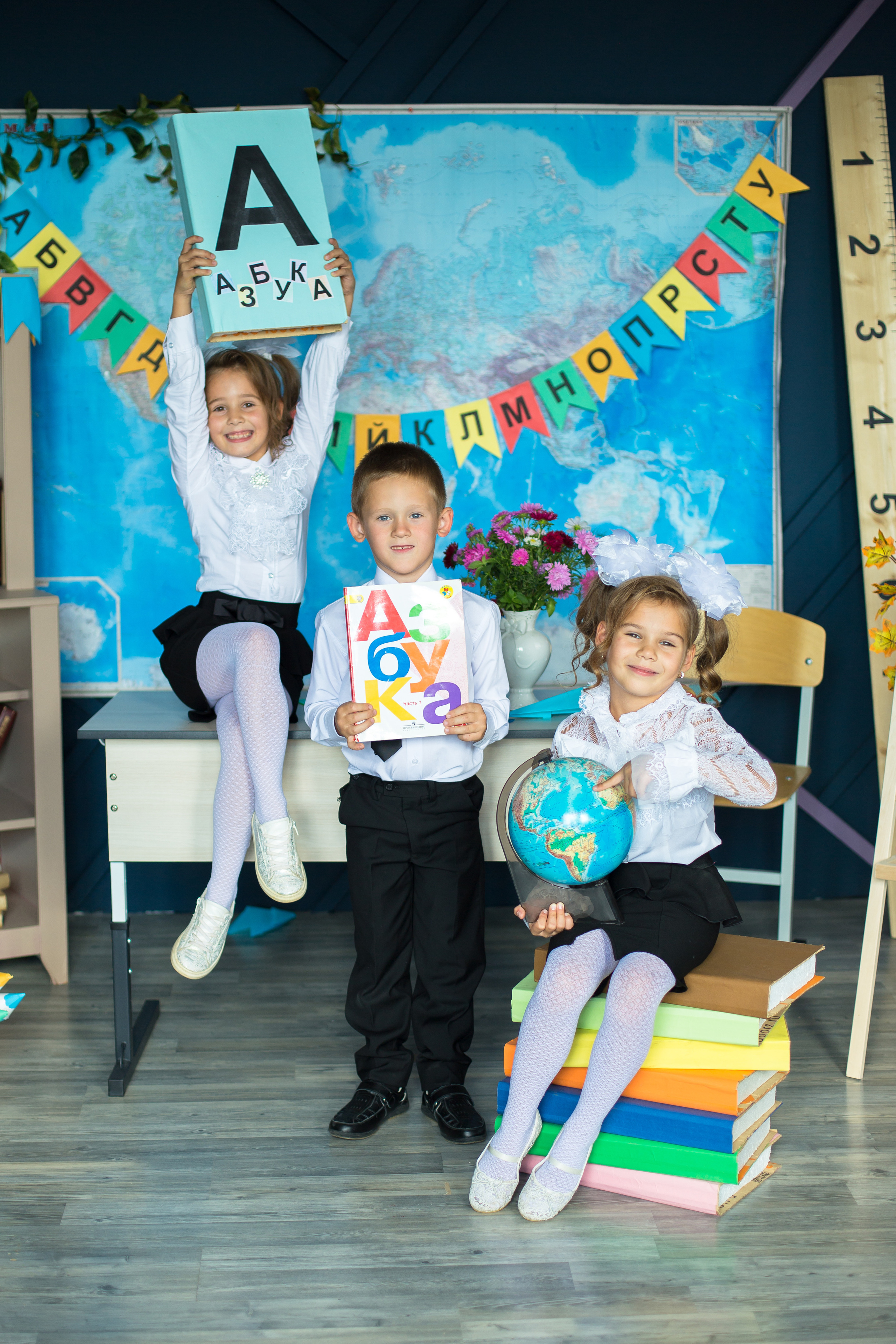 Выпускные альбомы 4класс. Выпускные альбомы Саратов Энгельс фотограф Титова Ирина