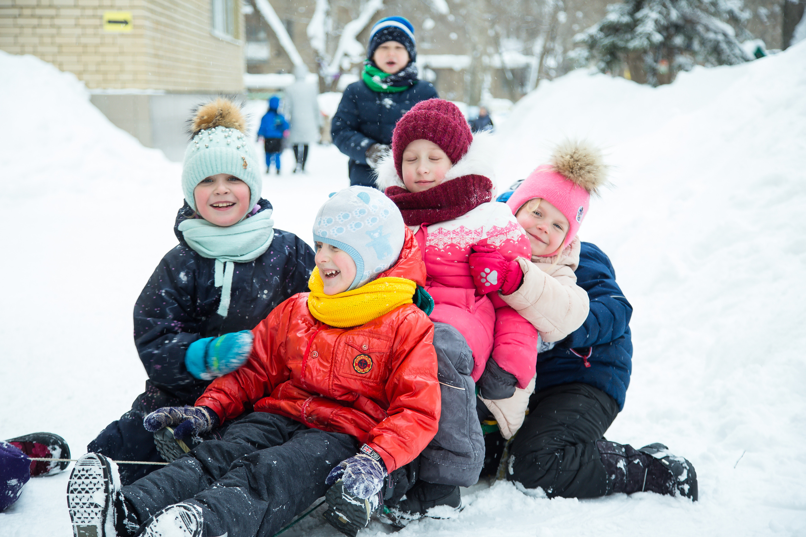 дети смеются сидят на снегу